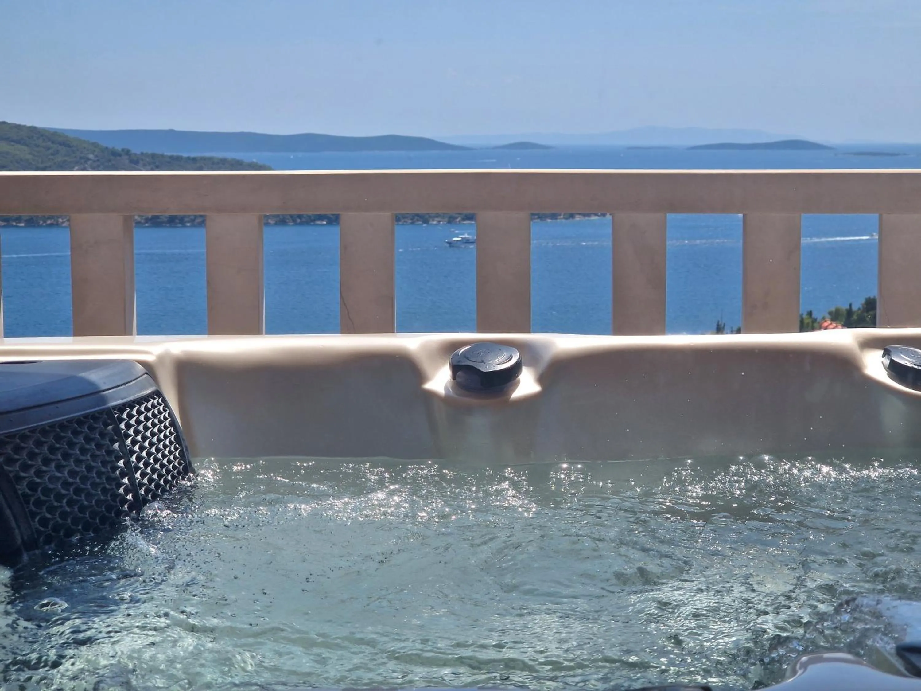 Hot Tub in Apartment Elza