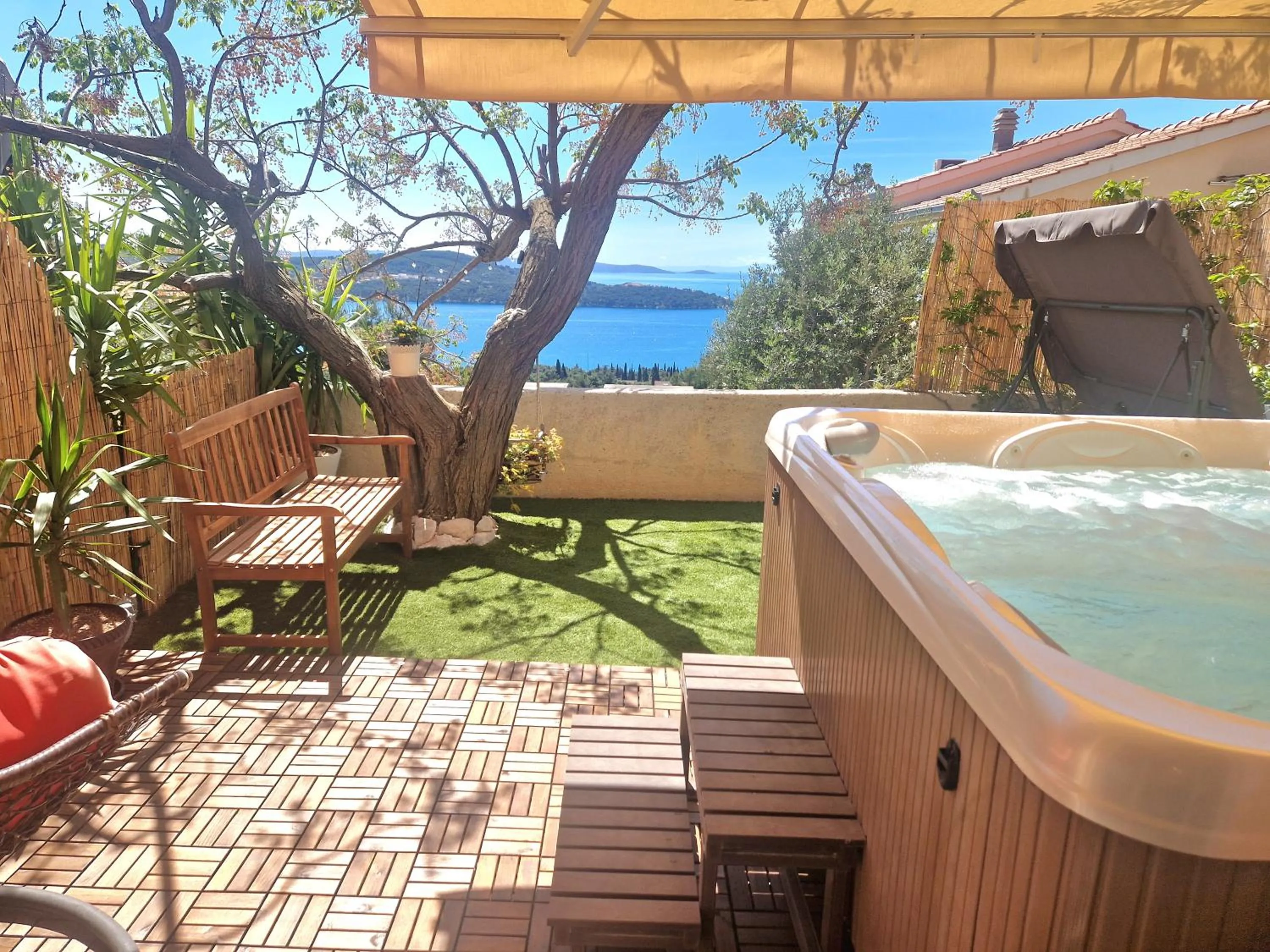 Hot Tub in Apartment Elza