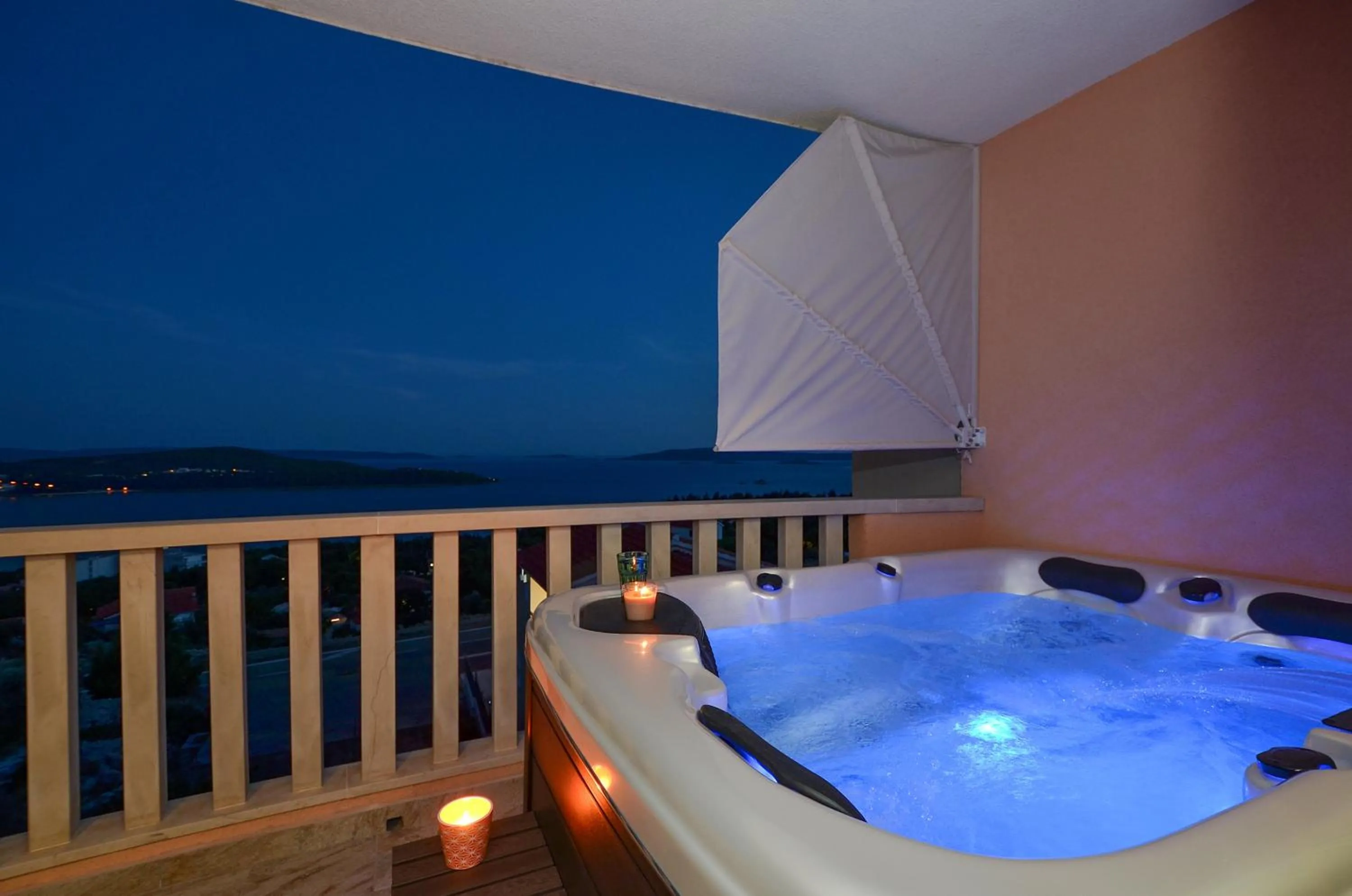 Hot Tub in Apartment Elza