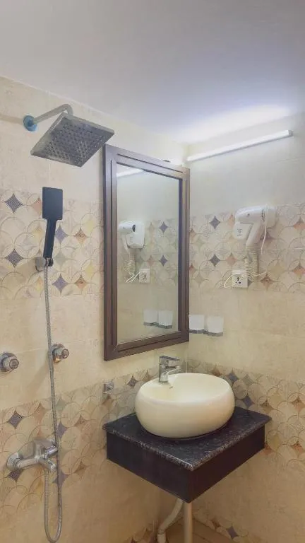 Royal Living Hotel & Suites