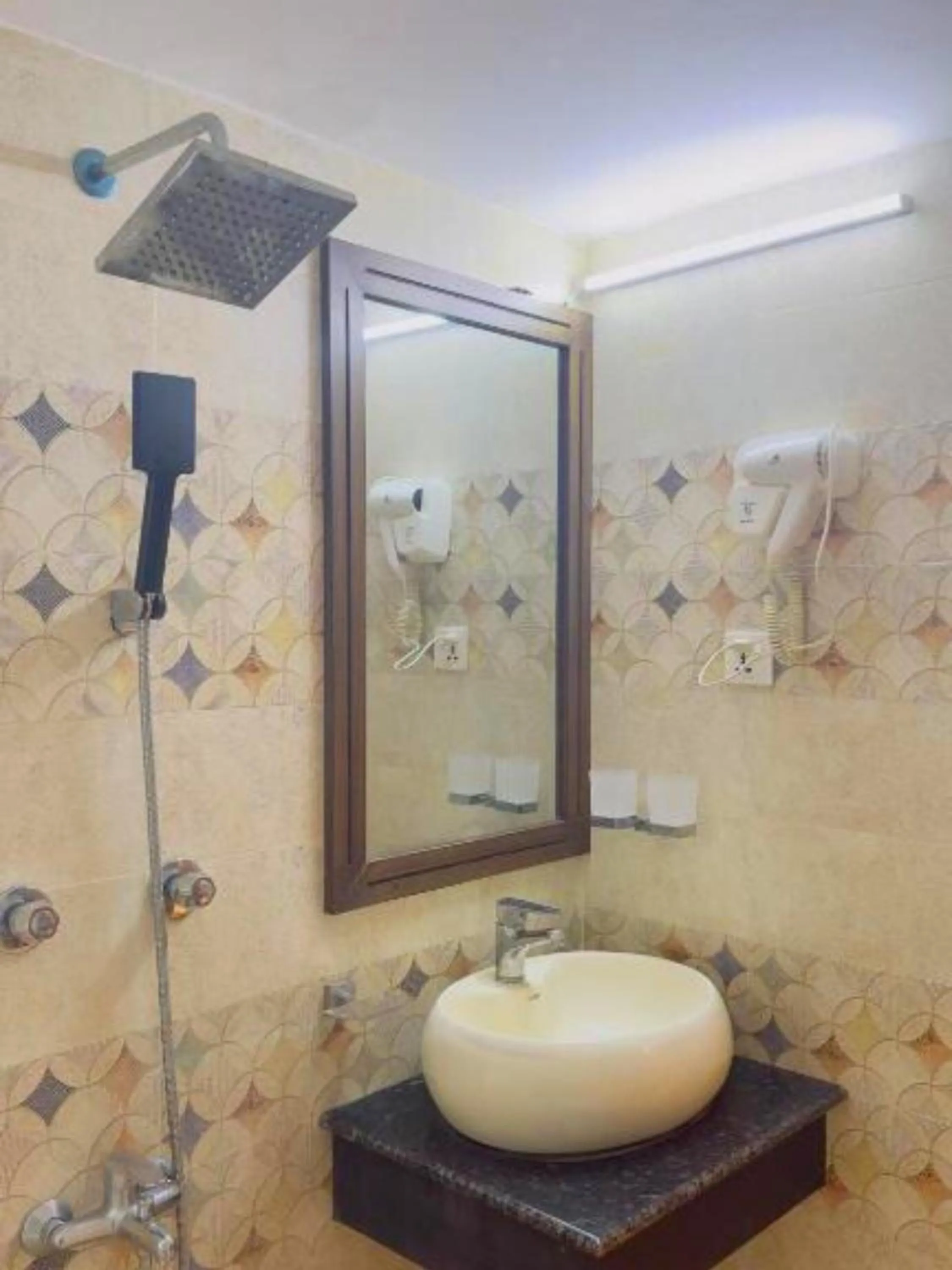 Royal Living Hotel & Suites