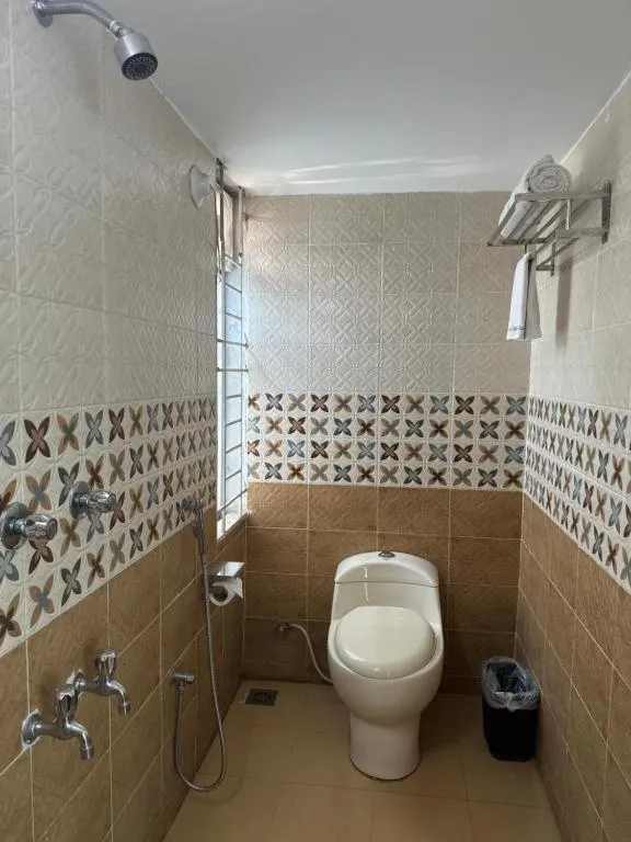 Royal Living Hotel & Suites