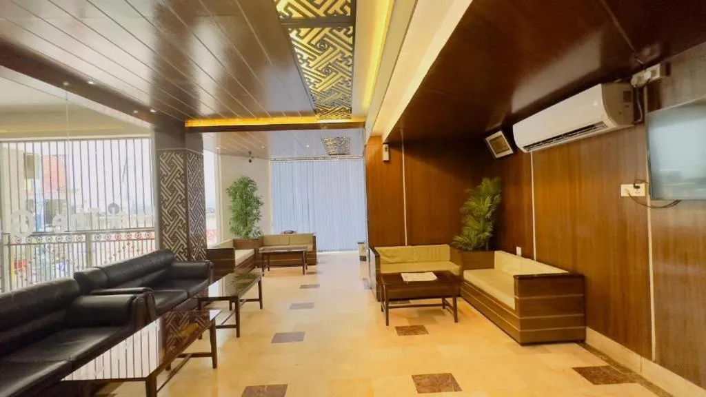 Royal Living Hotel & Suites