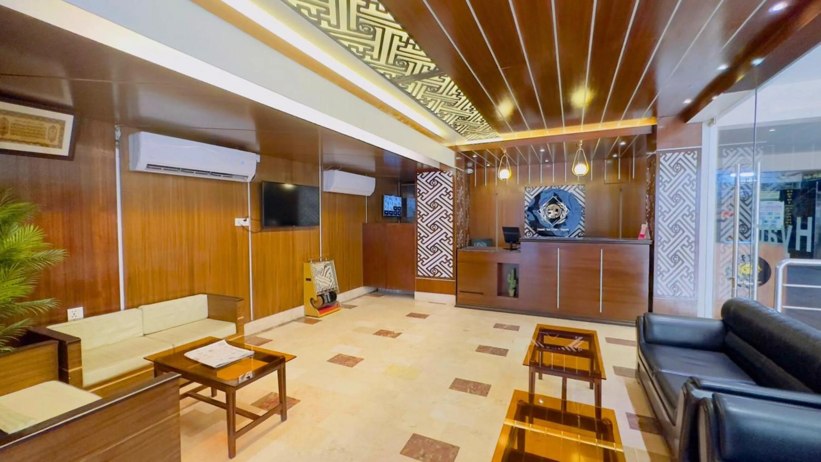 Royal Living Hotel & Suites