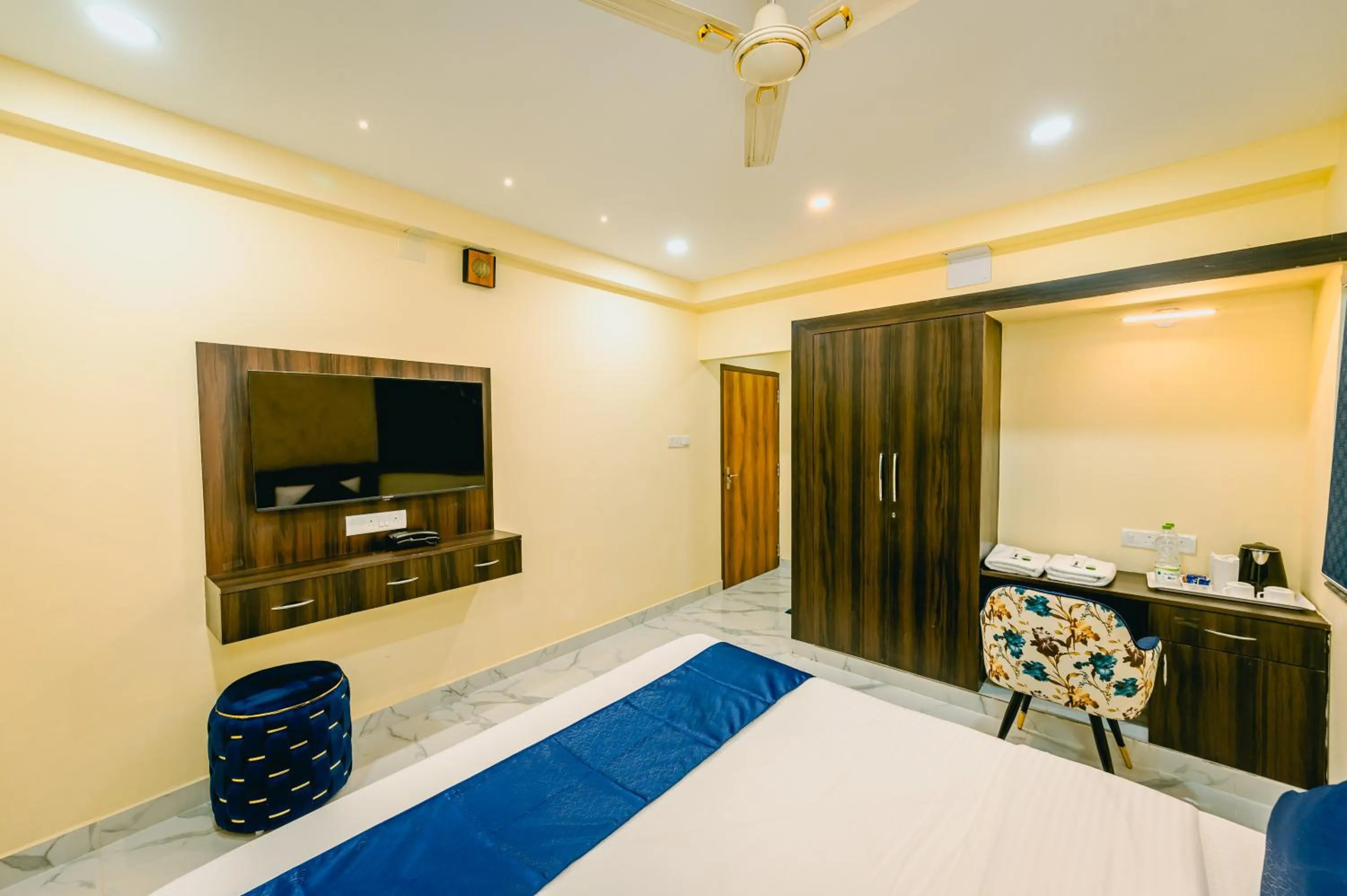 Communal lounge/ TV room, Bed in Livotel Premium Hotel