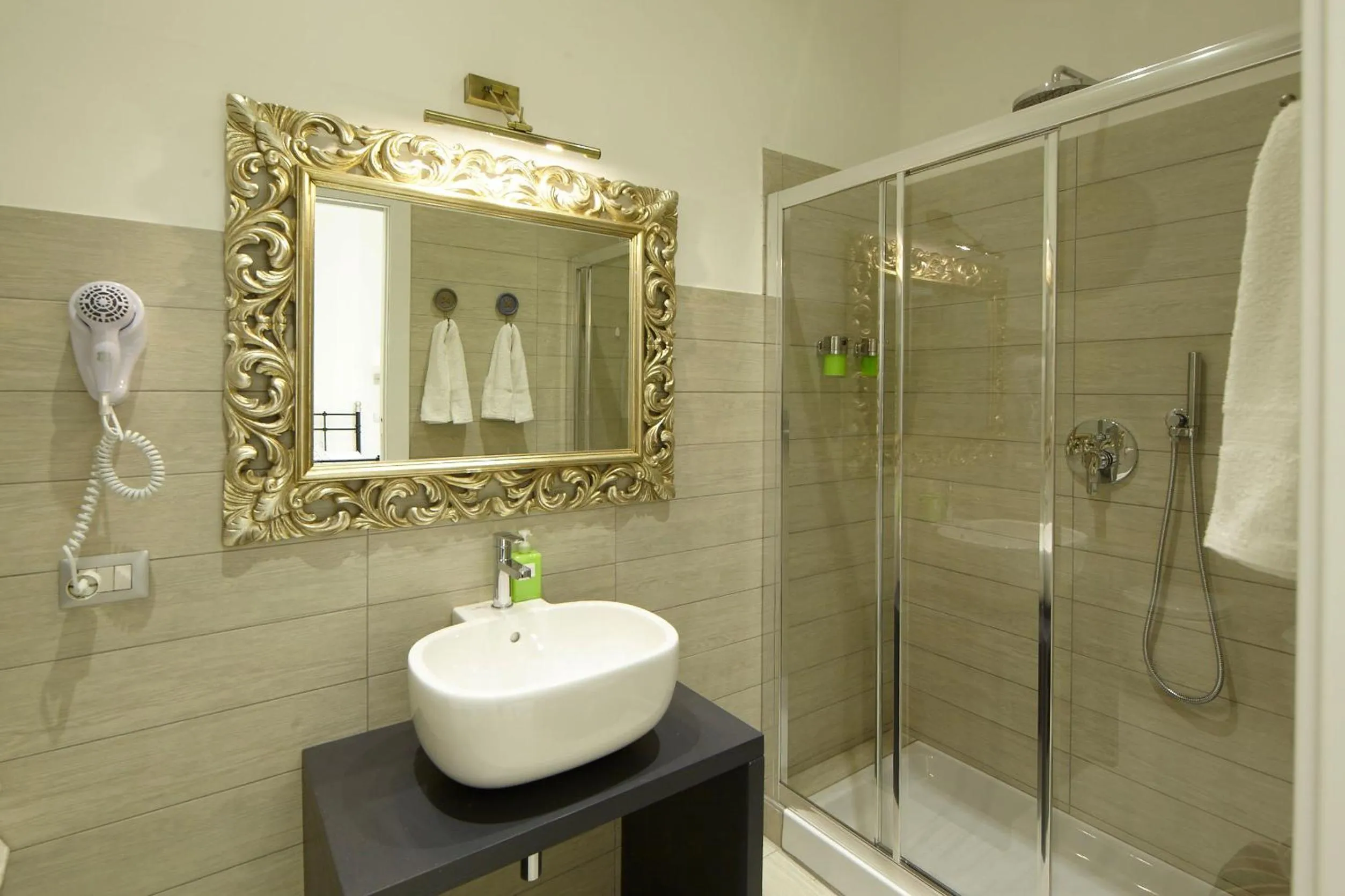 Bathroom in Affittacamere Arosio