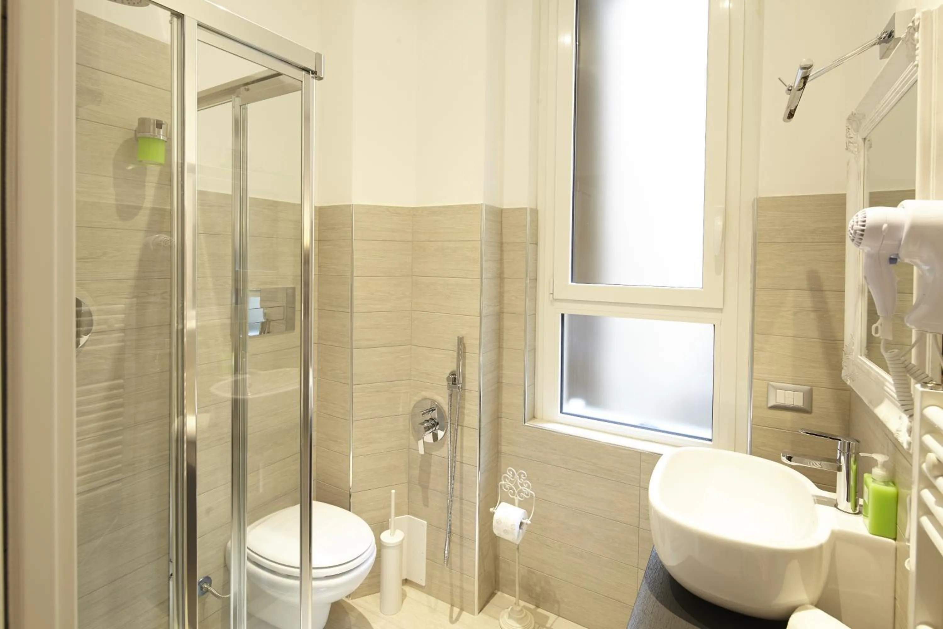 Bathroom in Affittacamere Arosio