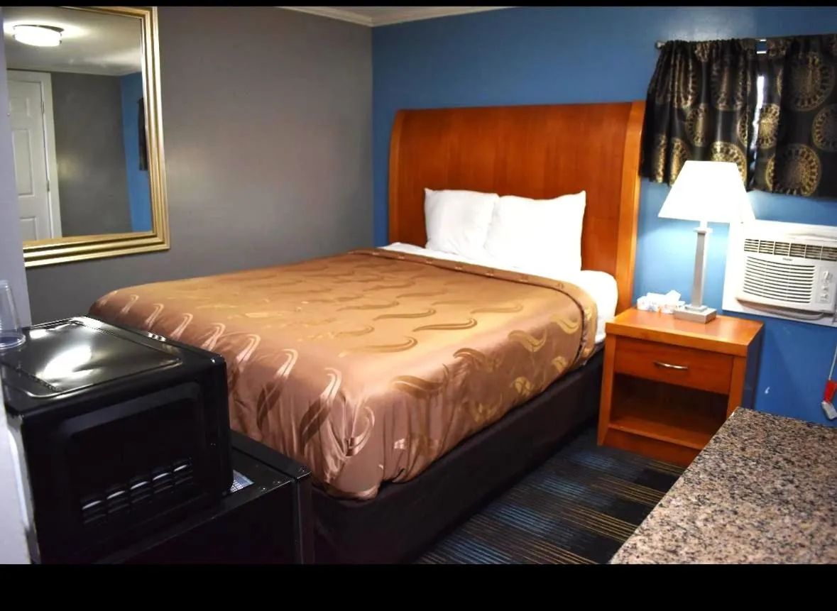 Bed in Pilgrim Inn & Cottages