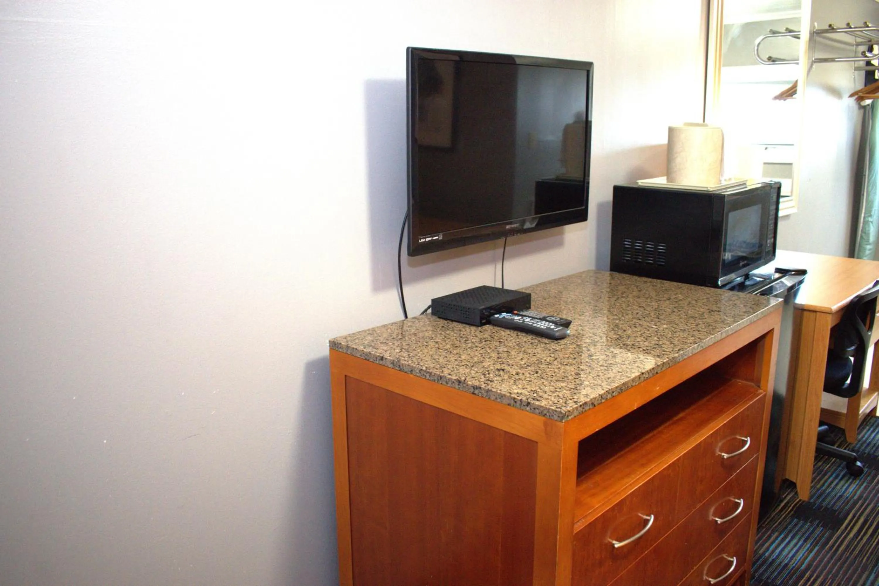 TV and multimedia in Pilgrim Inn & Cottages