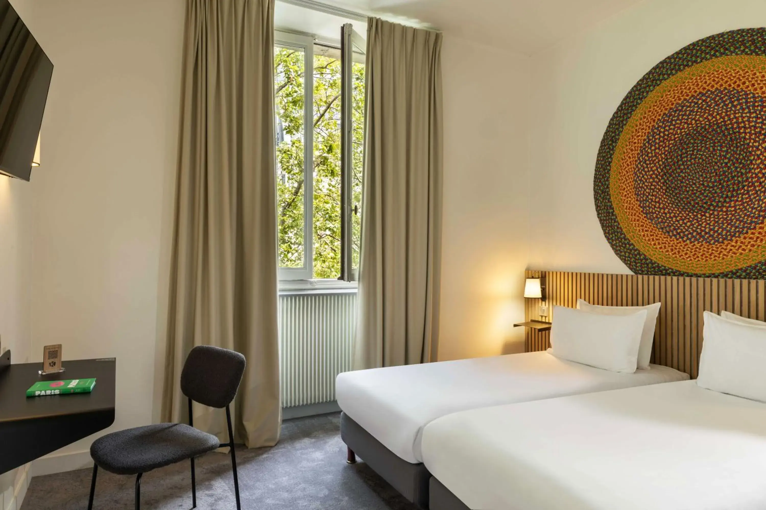 Photo of the whole room, Bed in Hôtel Korner Châtelet Photo of the whole room, Bed in Hôtel Korner Châtelet