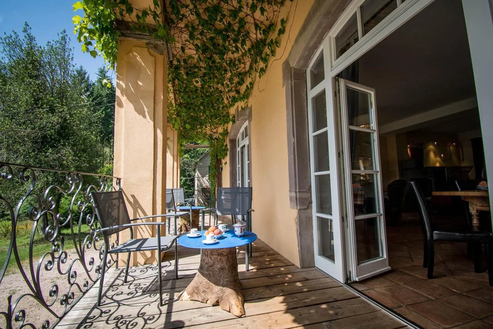 Patio in Villa Louisental - Gruppenunterkunft für Selbstversorger