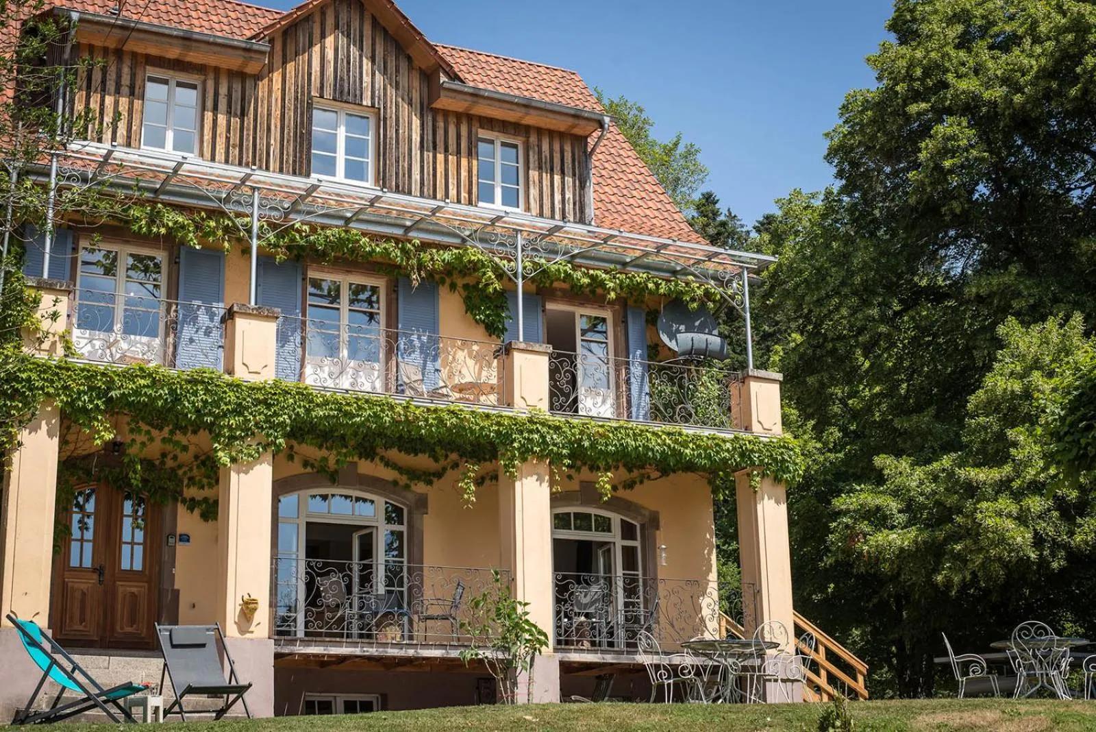Property building in Villa Louisental - Gruppenunterkunft für Selbstversorger