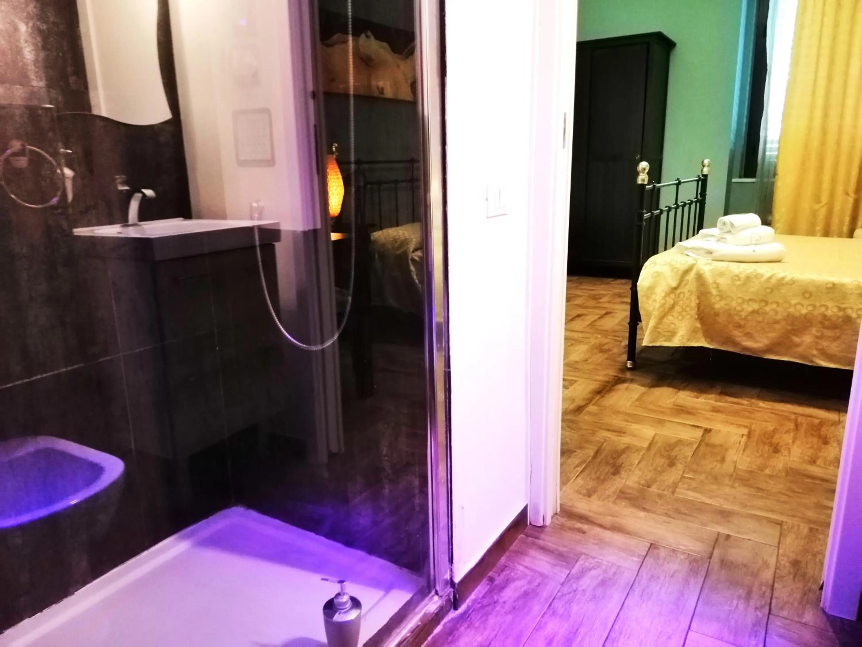 Bathroom, Bed in B&B Centro900