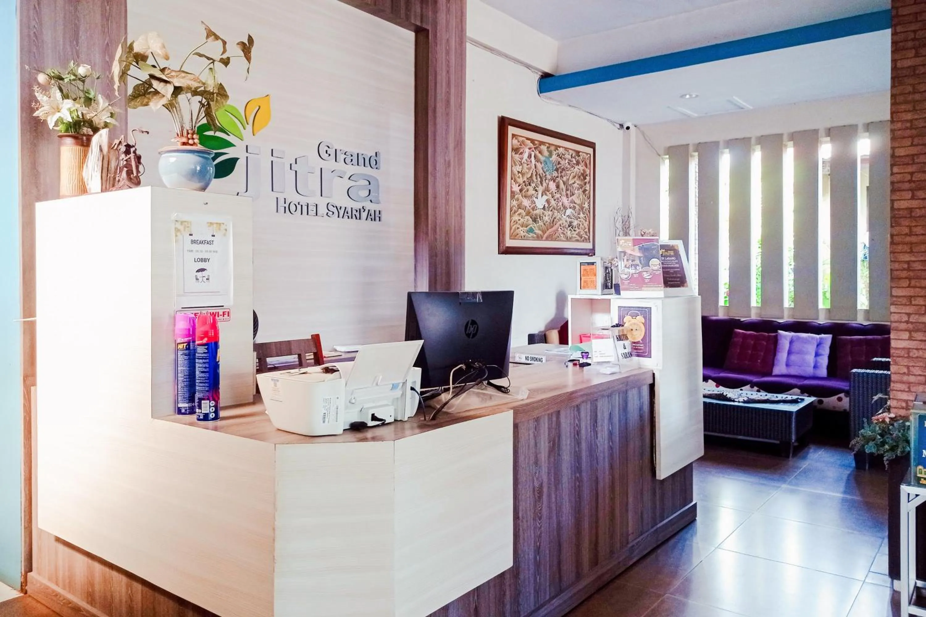 Lobby or reception in Sans Hotel Grand Jitra Syariah Bengkulu