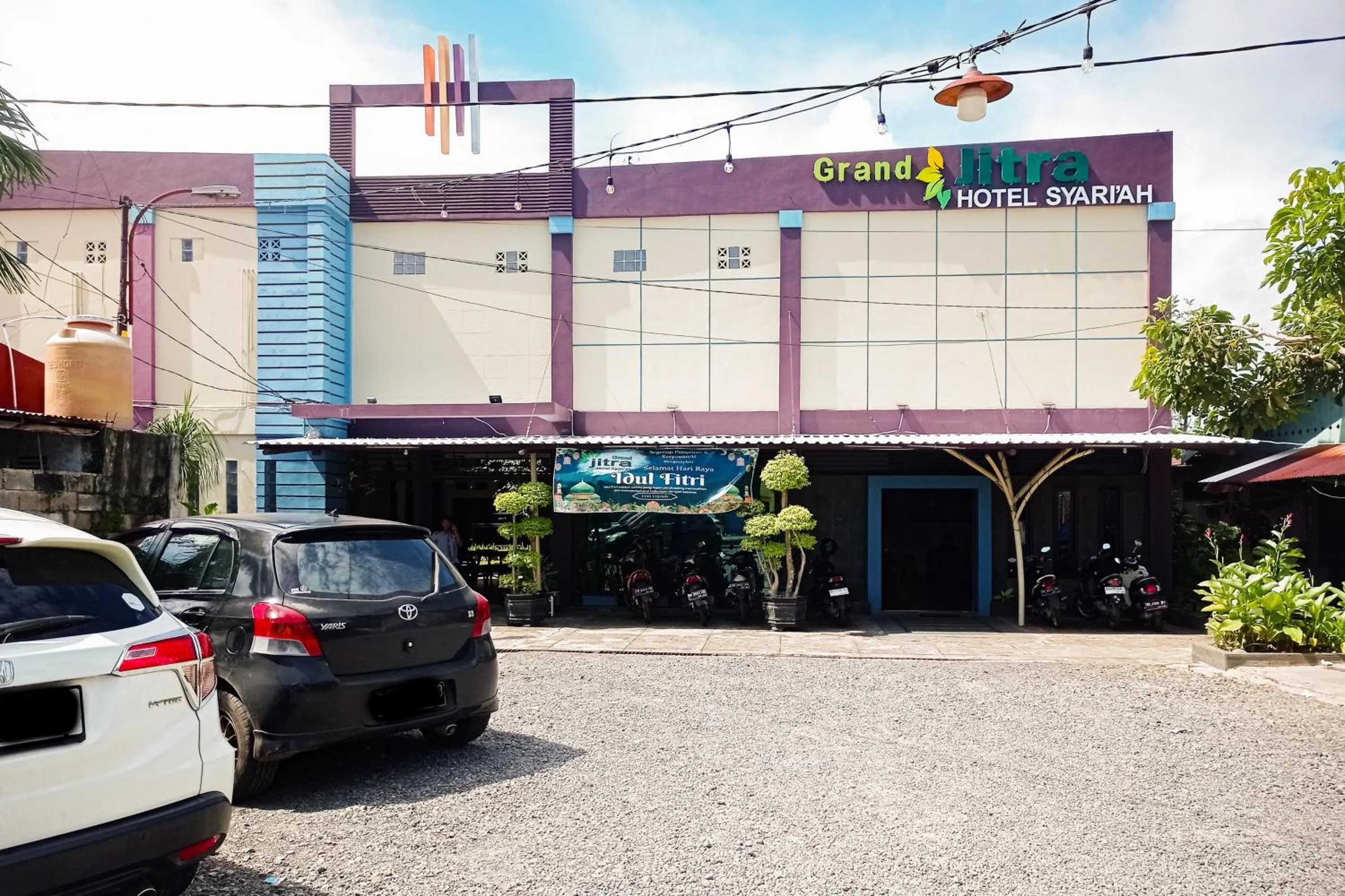 Facade/entrance in Sans Hotel Grand Jitra Syariah Bengkulu