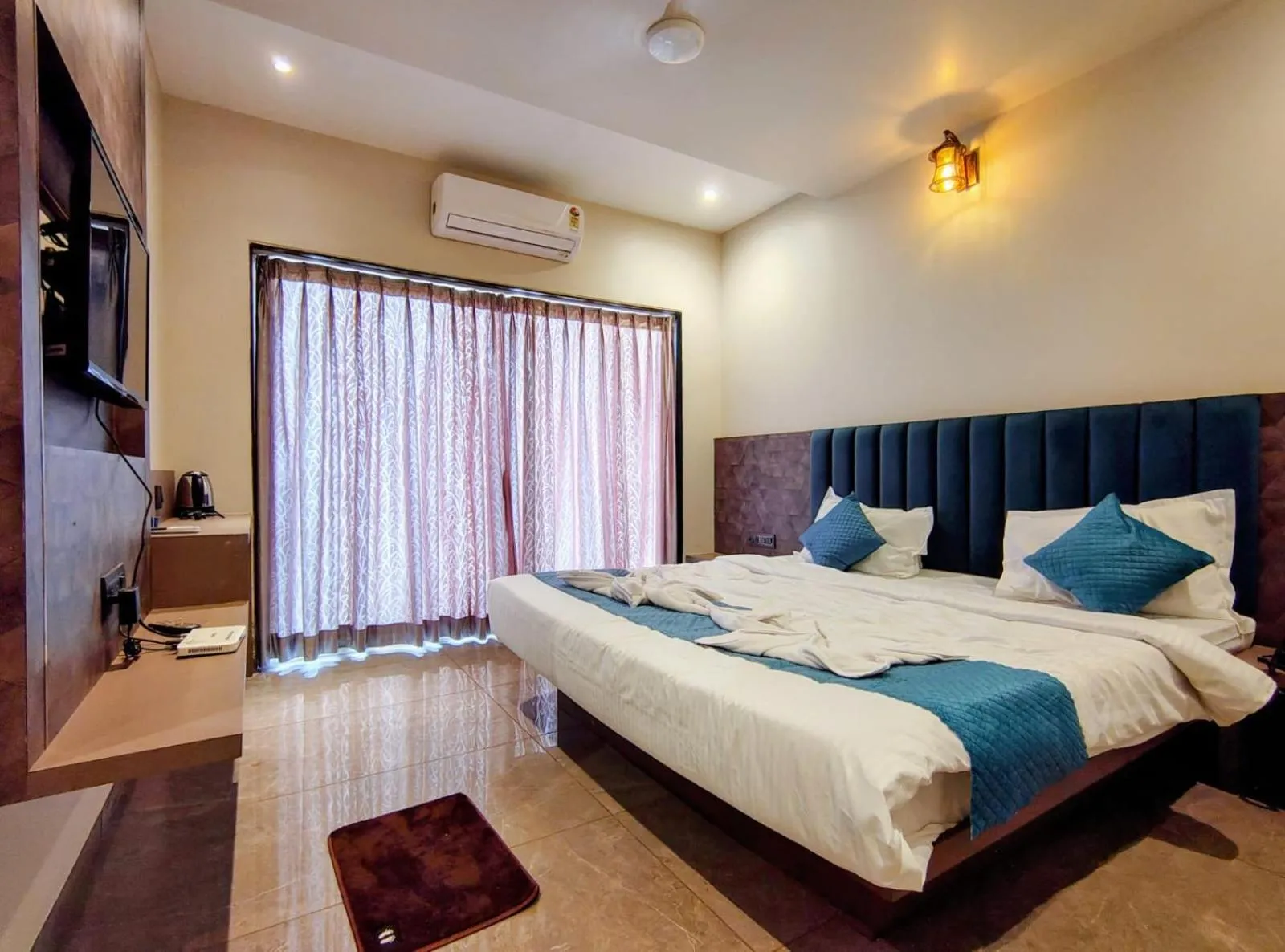 Photo of the whole room, Bed in Holiday Plus