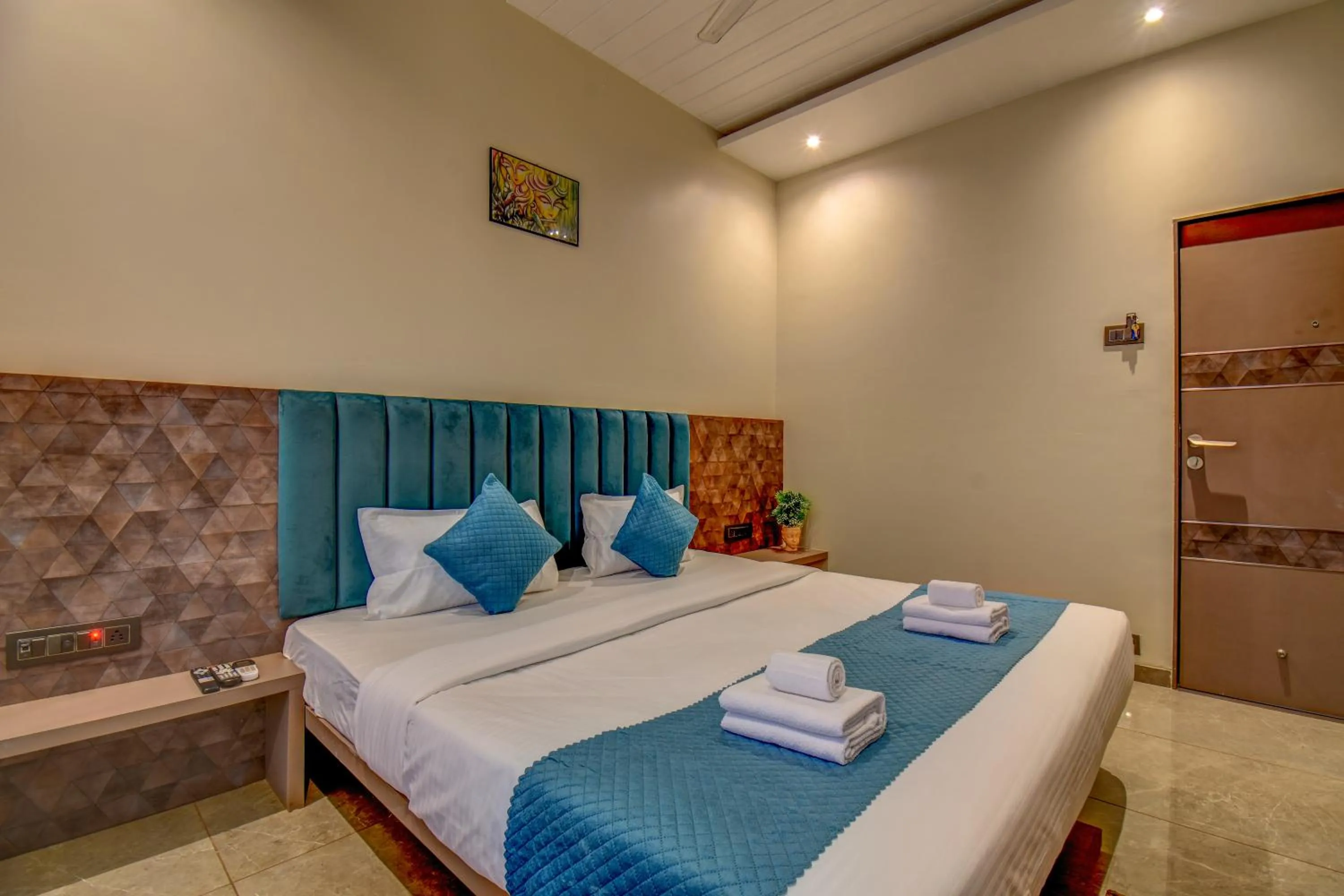 Photo of the whole room, Bed in Holiday Plus