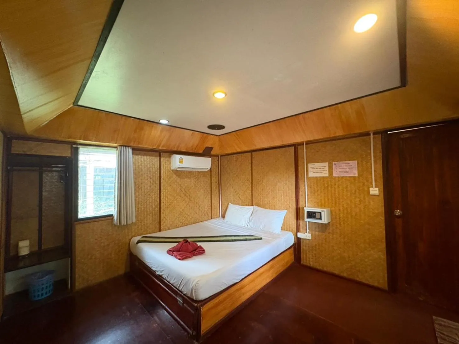 Bed in Phi Phi Ingphu Viewpoint Hotel