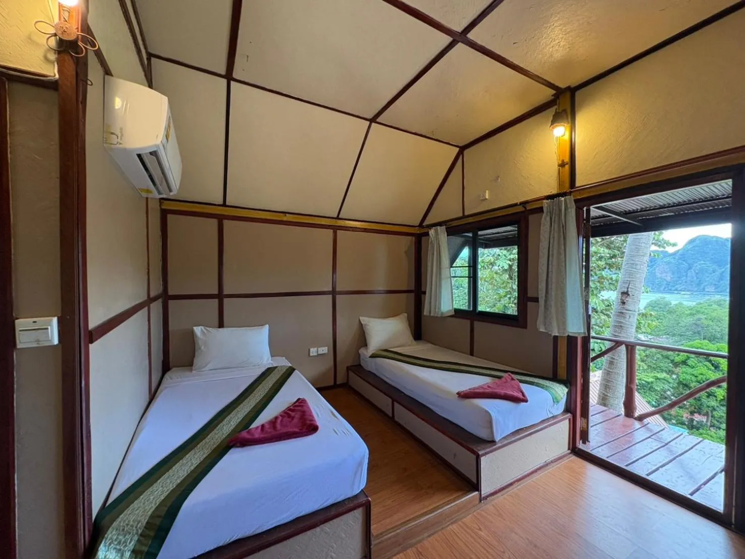 Bedroom, Bed in Phi Phi Ingphu Viewpoint Hotel