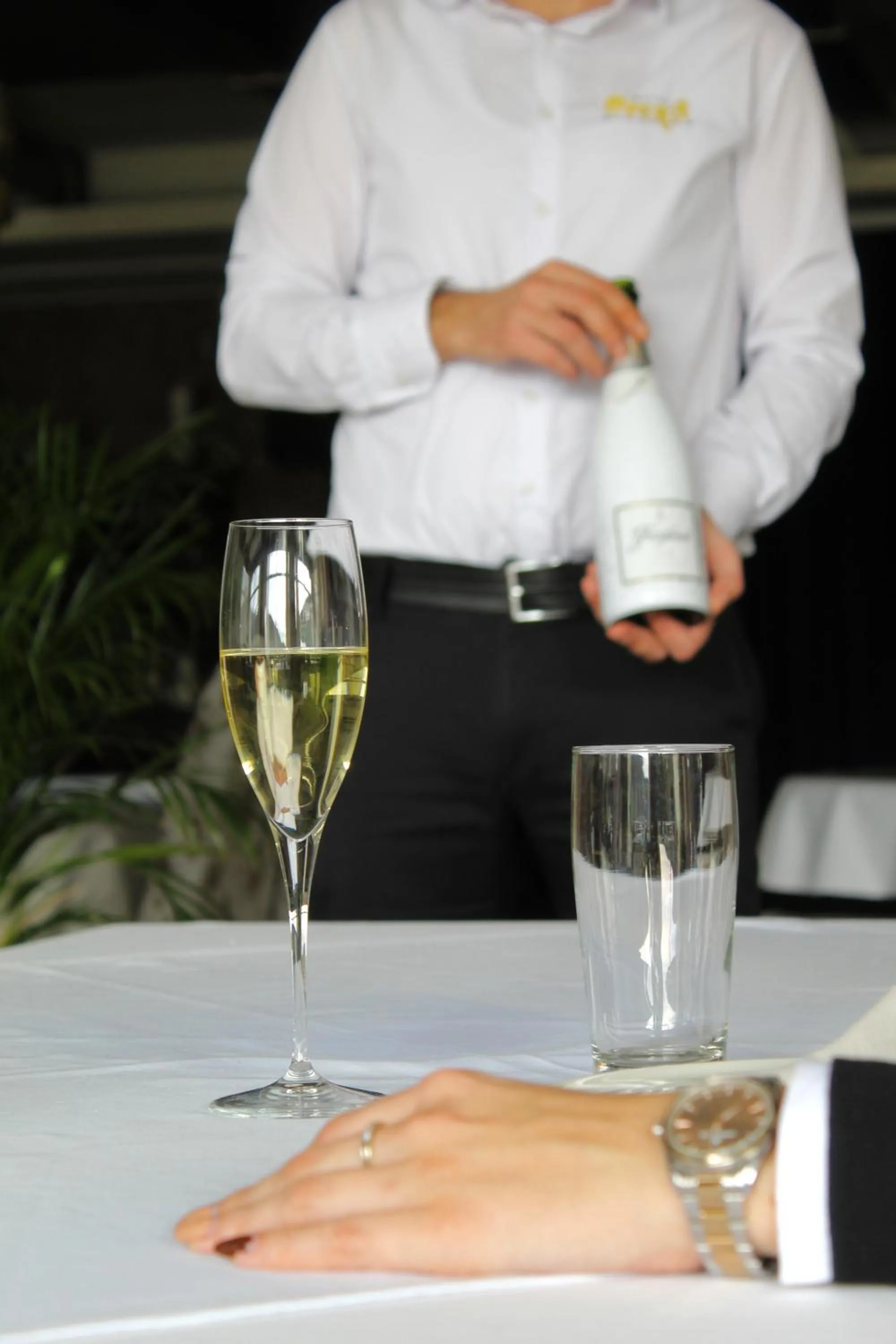 Restaurant/places to eat in Hotel Opera Jaz