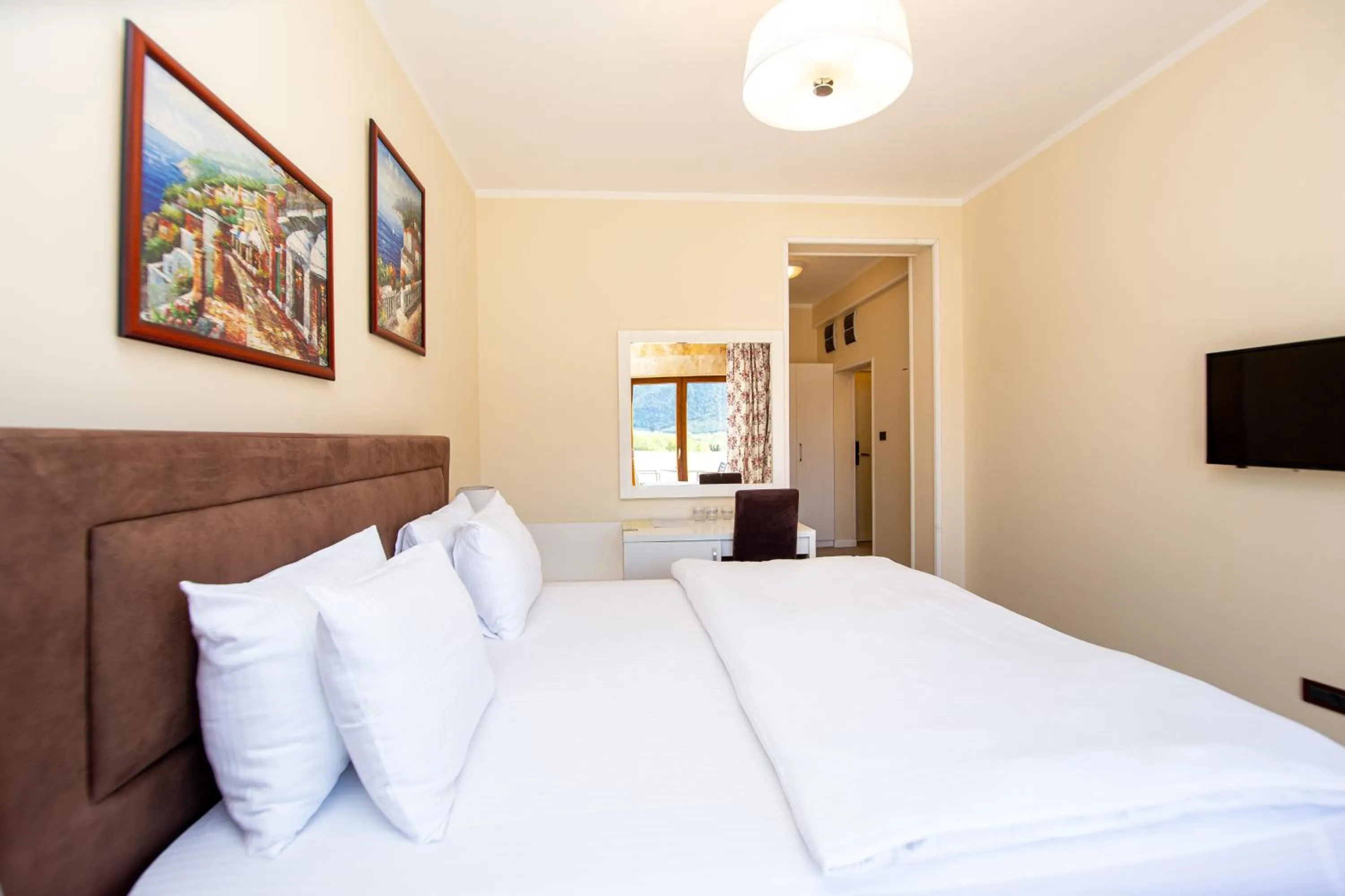 Bedroom, Bed in Hotel Opera Jaz