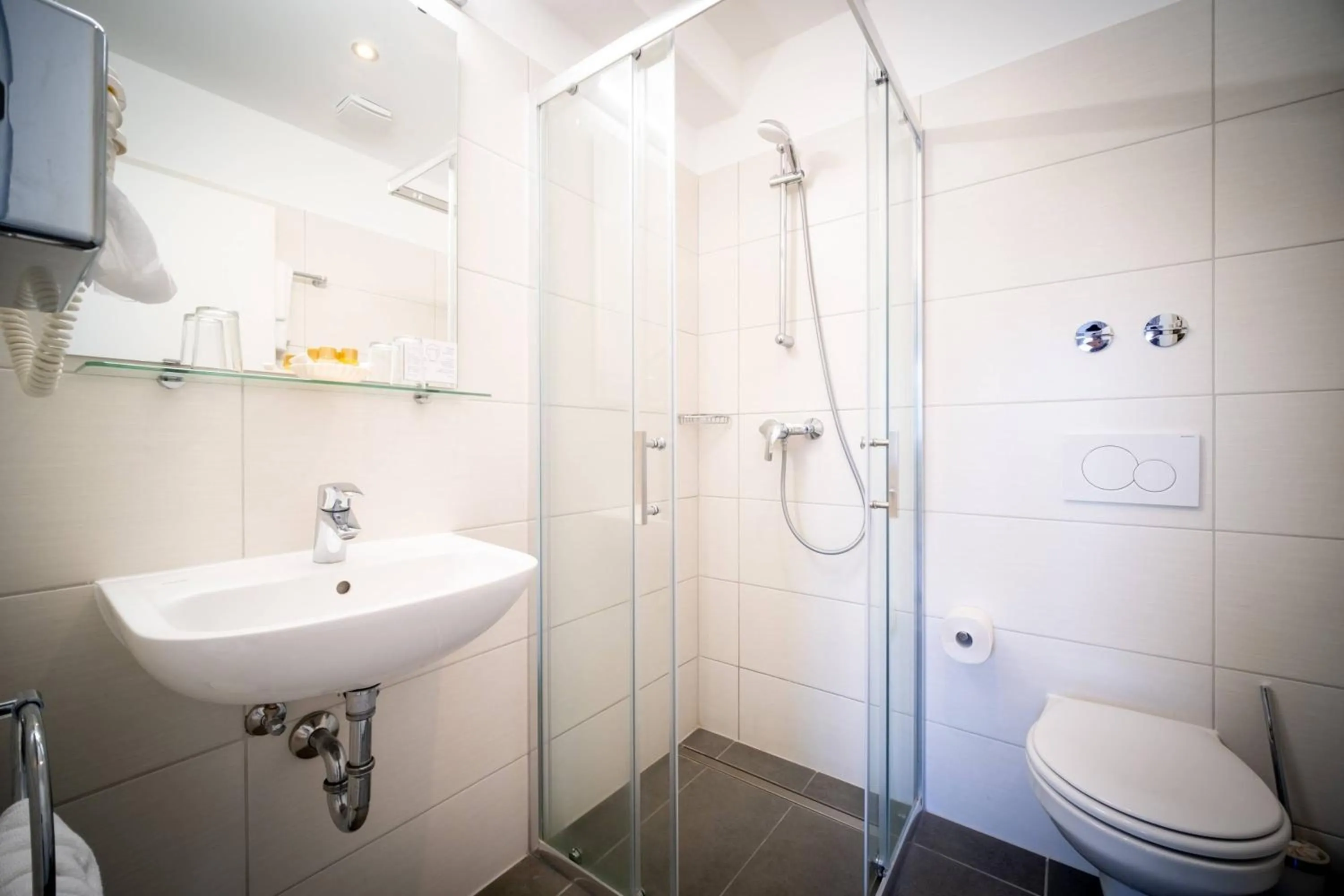 Shower in Anor Hotel & Conference Center Frankfurt Airport