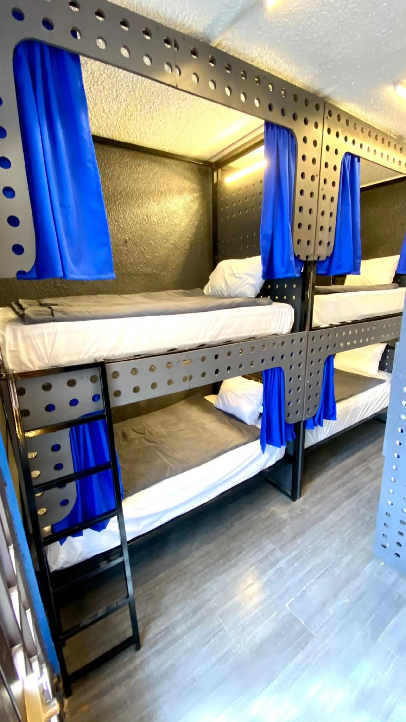 bunk bed in ROOMIES HOSTEL Roma
