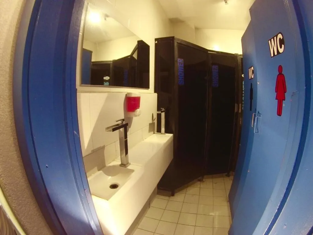 Bathroom in ROOMIES HOSTEL Roma