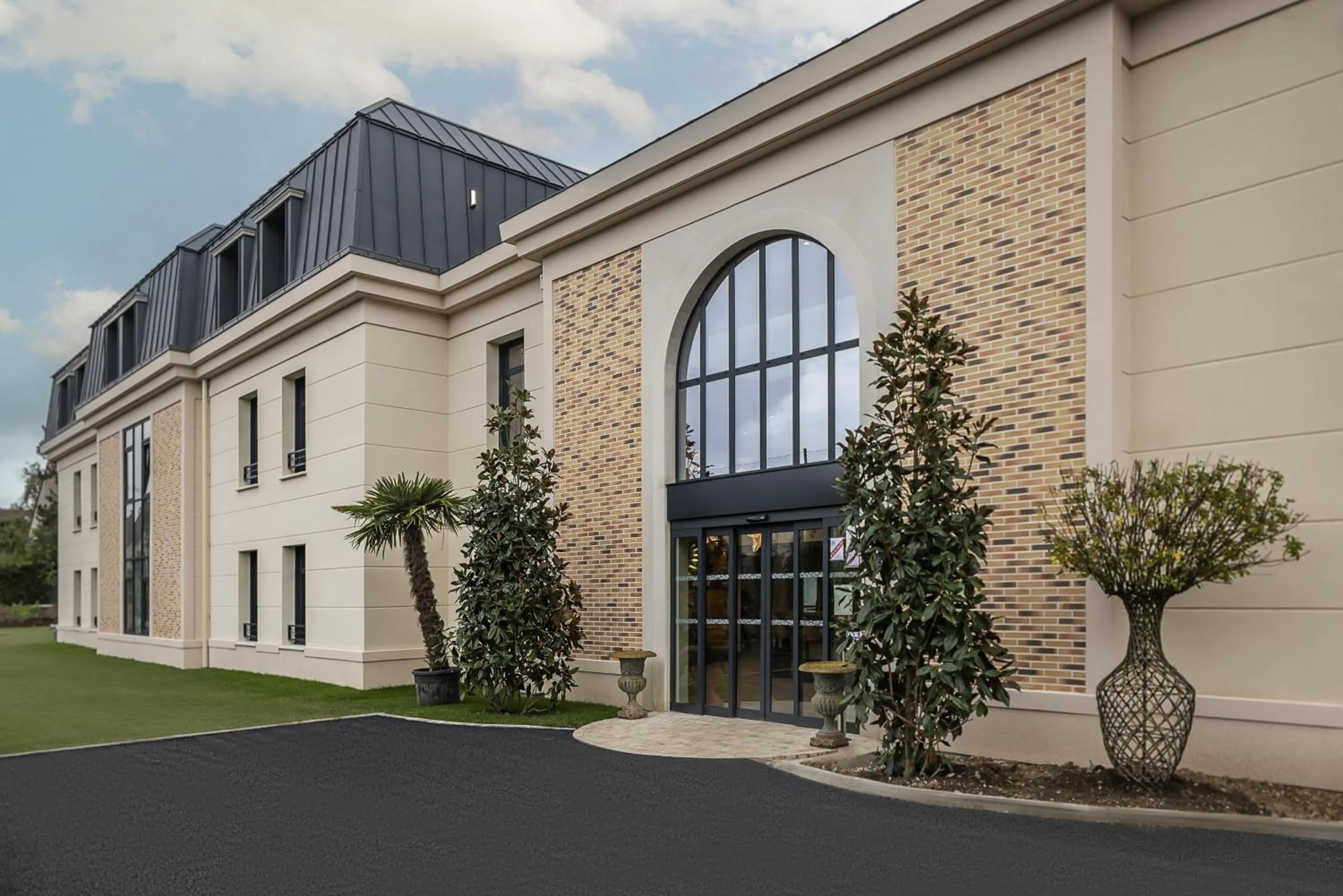 Property building in Best Western Plus Hotel Saint-Roch Orleans