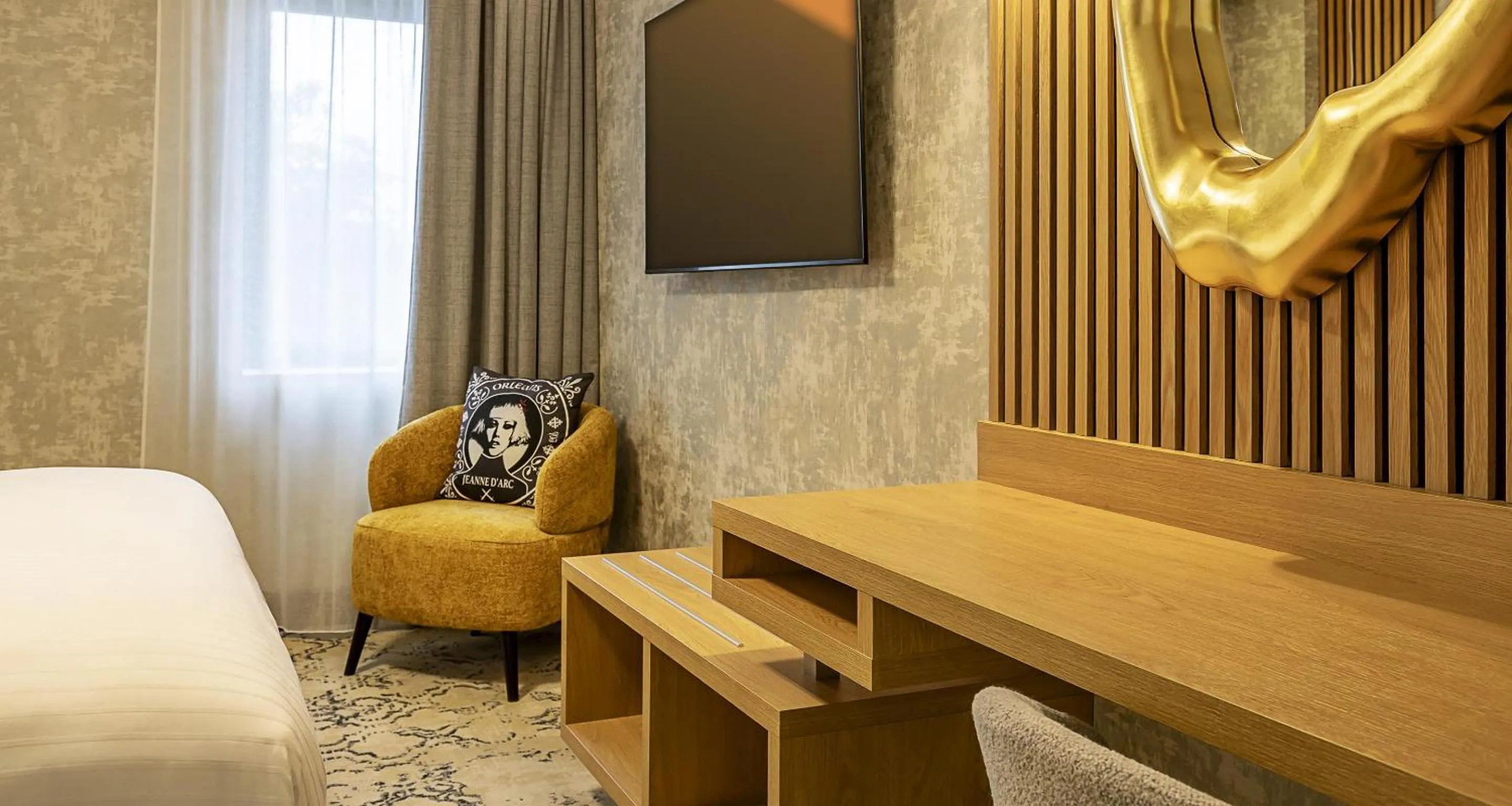 View (from property/room), Bed in Best Western Plus Hotel Saint-Roch Orleans