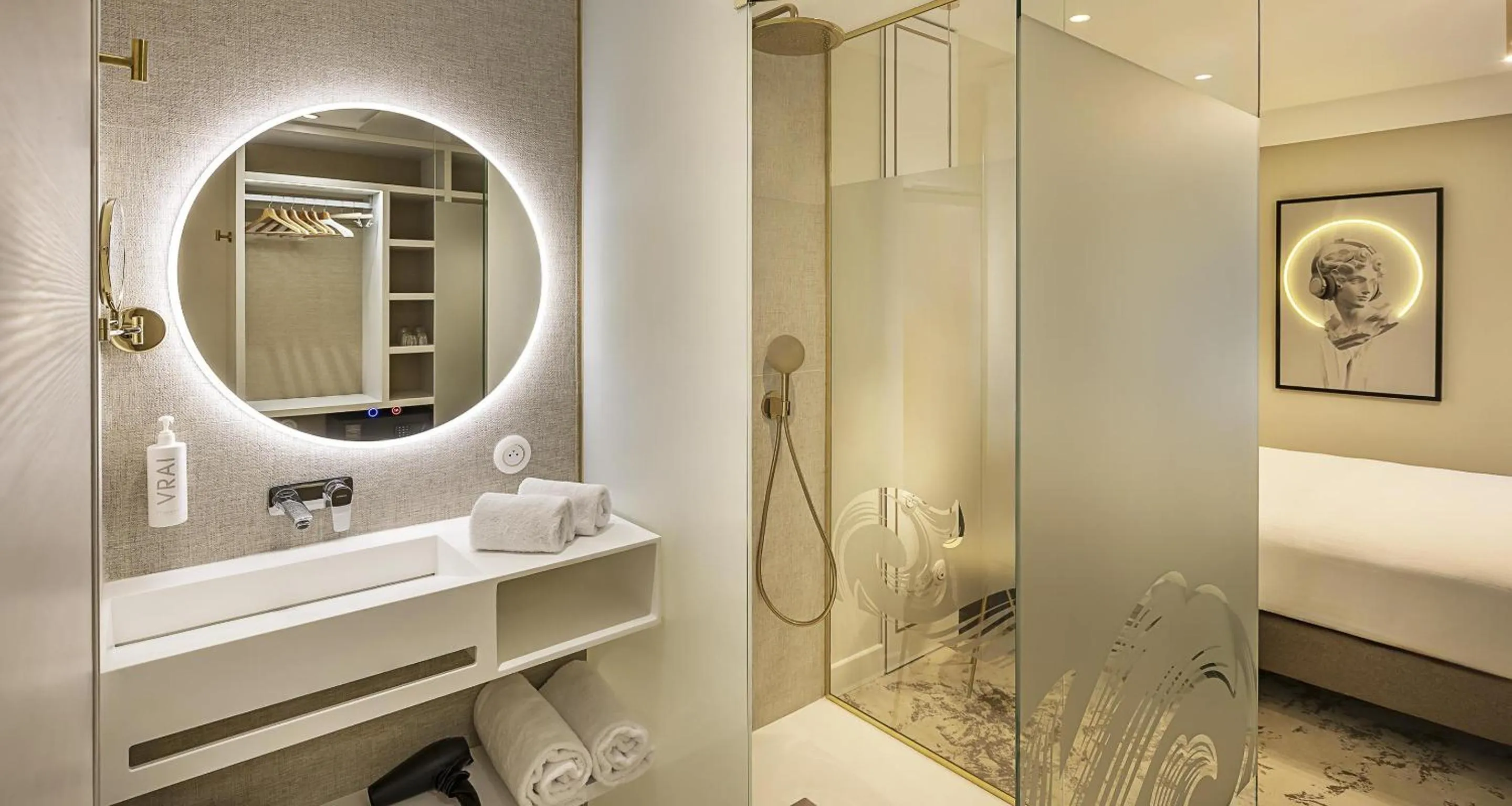 Shower in Best Western Plus Hotel Saint-Roch Orleans