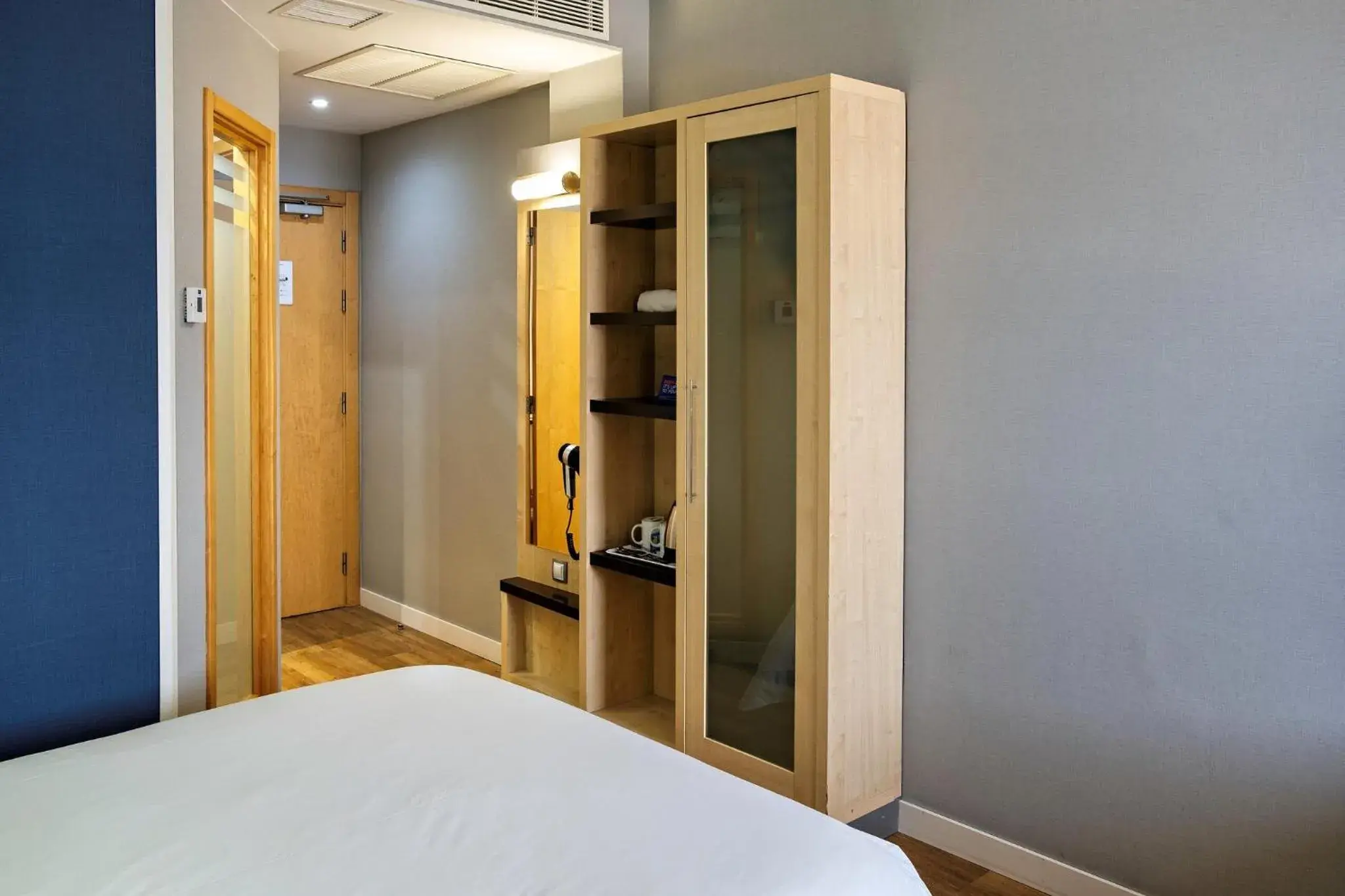 Photo of the whole room, Bed in Holiday Inn Express Málaga Airport by IHG Photo of the whole room, Bed in Holiday Inn Express Málaga Airport by IHG