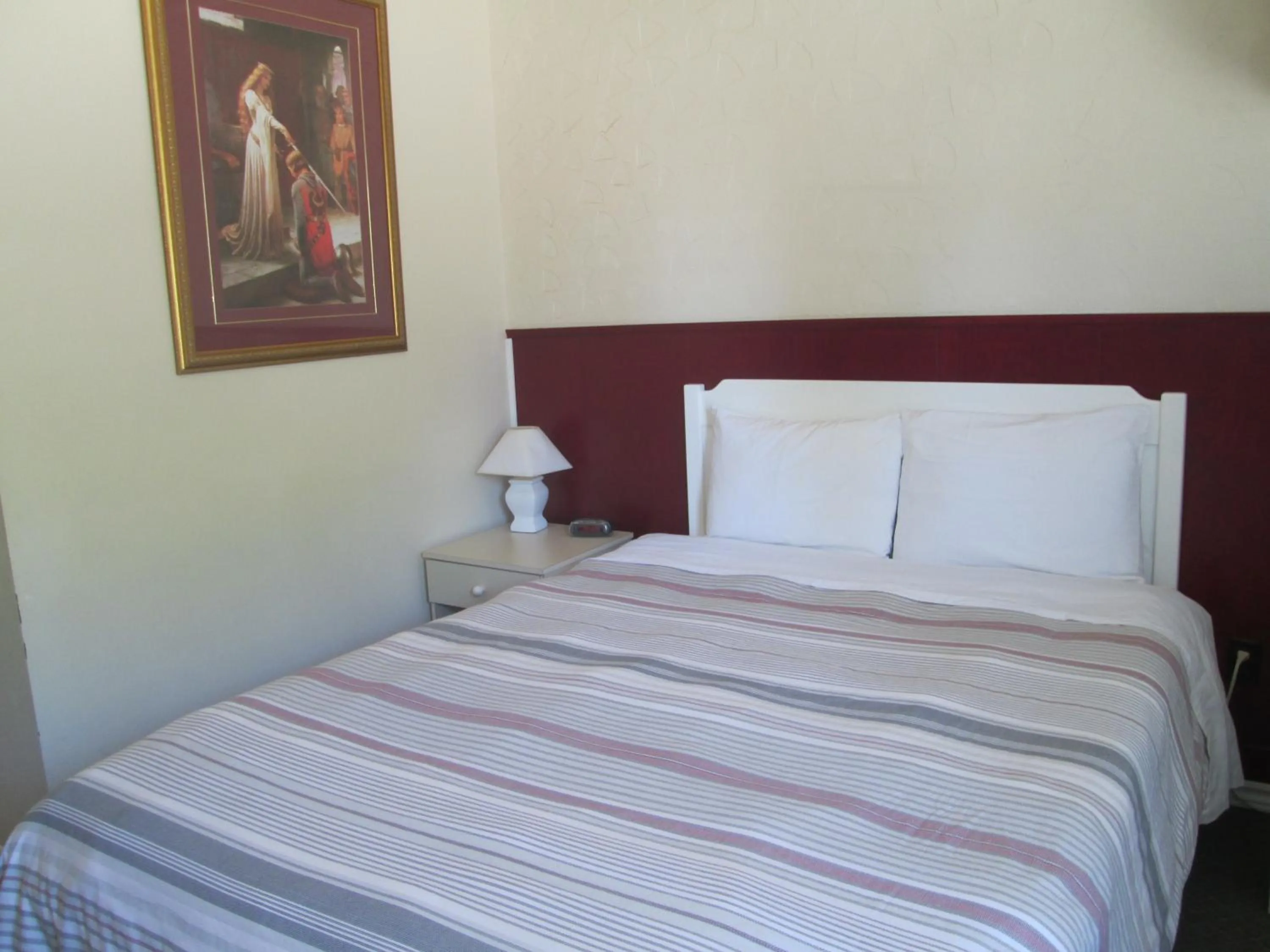 Bedroom in Edgewater Motel and Campground