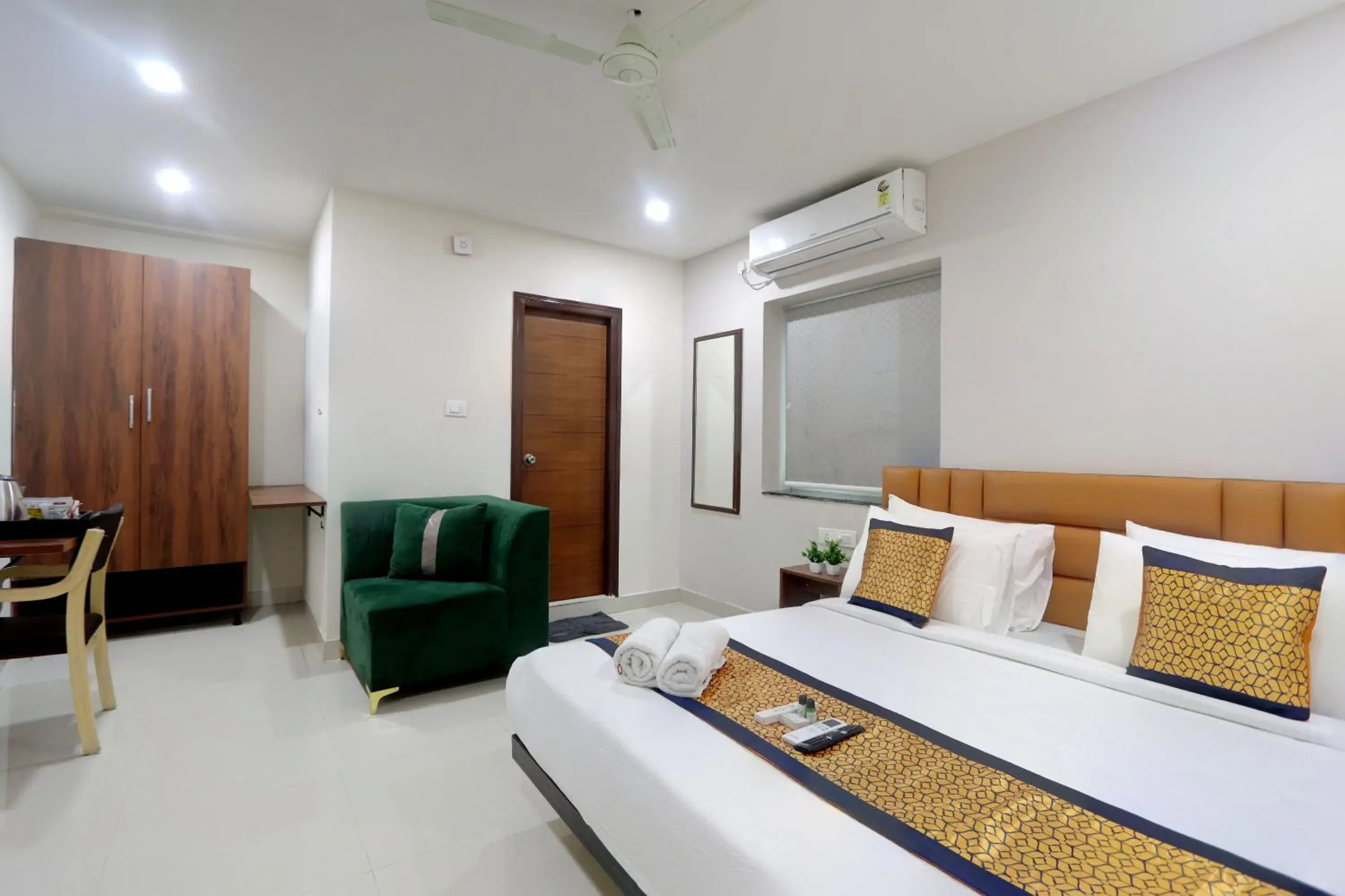 Deluxe Double Room in Hotel The Cinco Bliss Gachibowli Deluxe Double Room in Hotel The Cinco Bliss Gachibowli