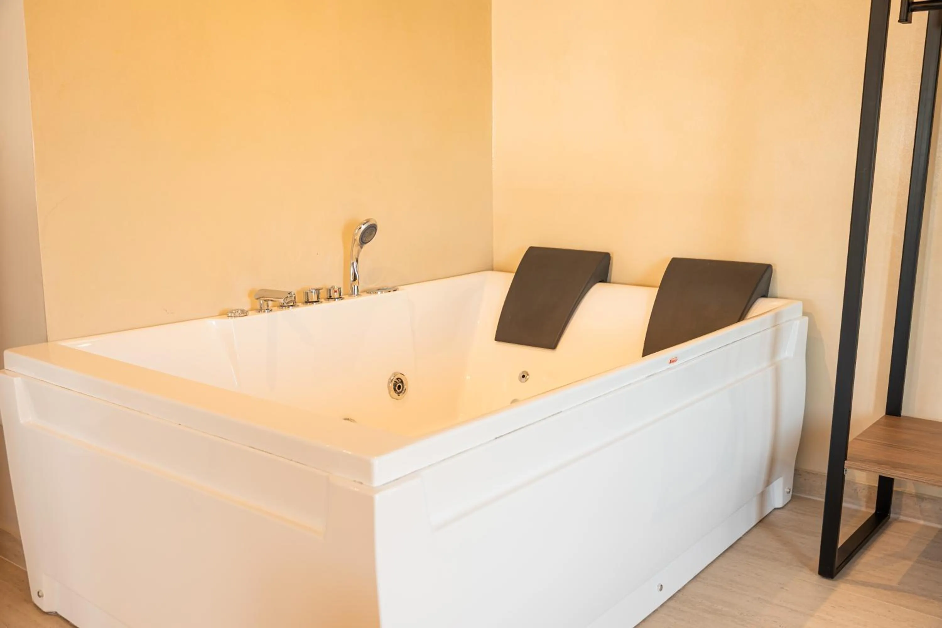 Hot Tub, Bed in Vila Lasko Hotel