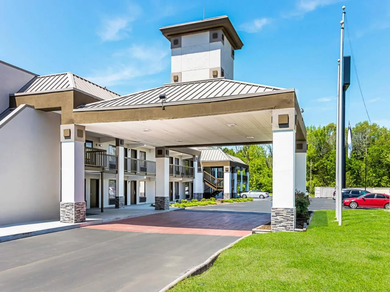 Farragut Inn & Suites