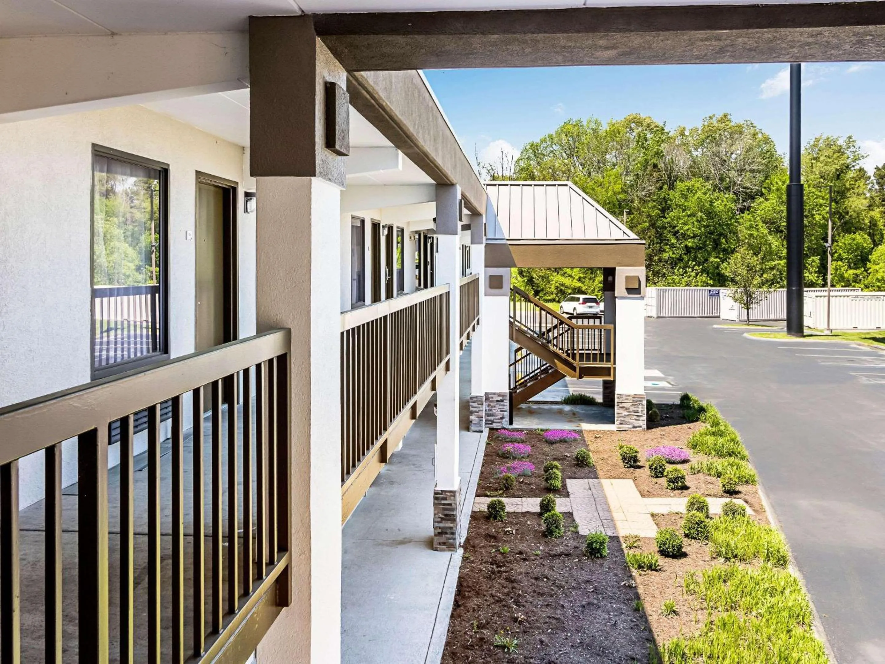 Farragut Inn & Suites