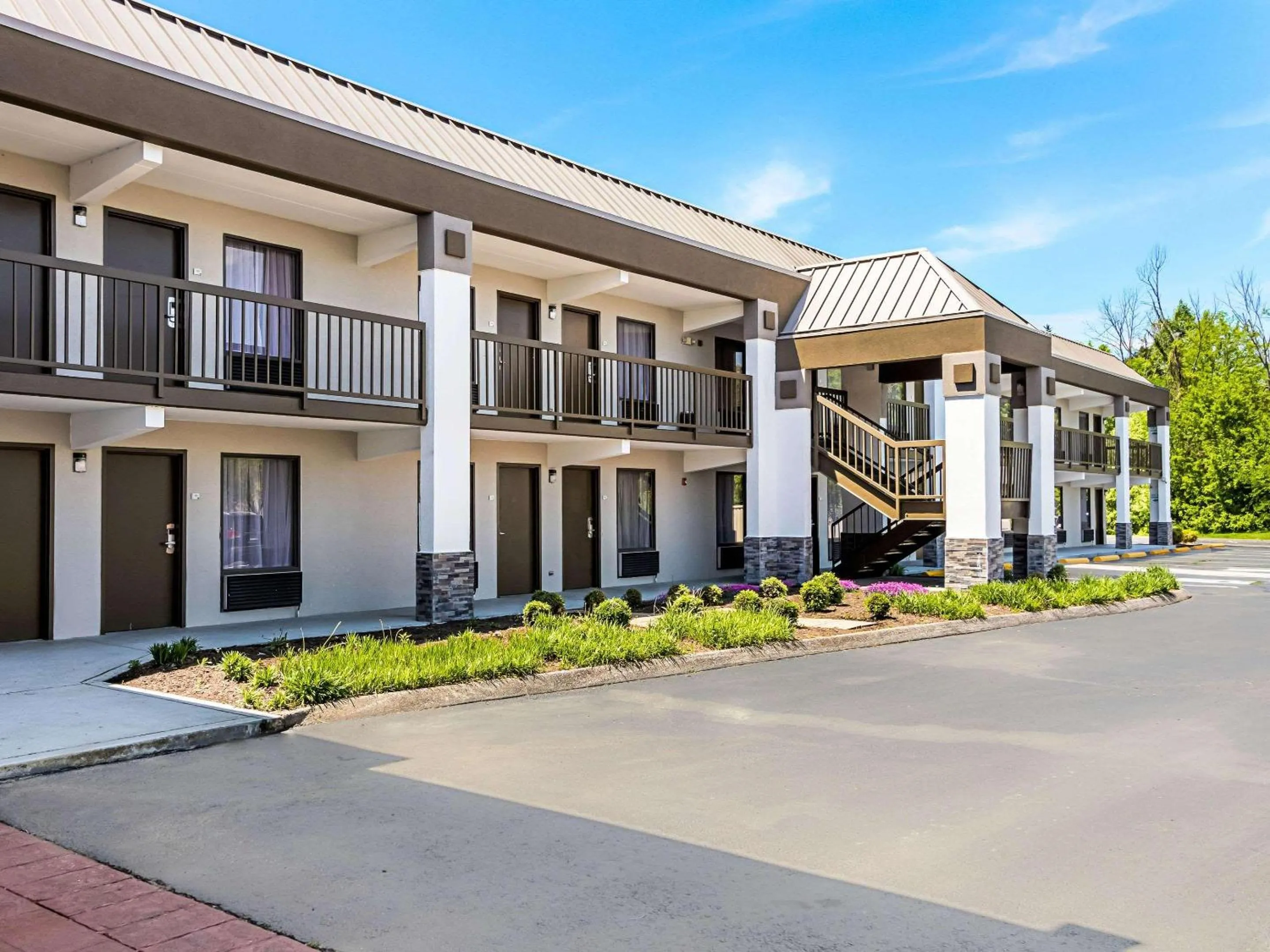 Farragut Inn & Suites