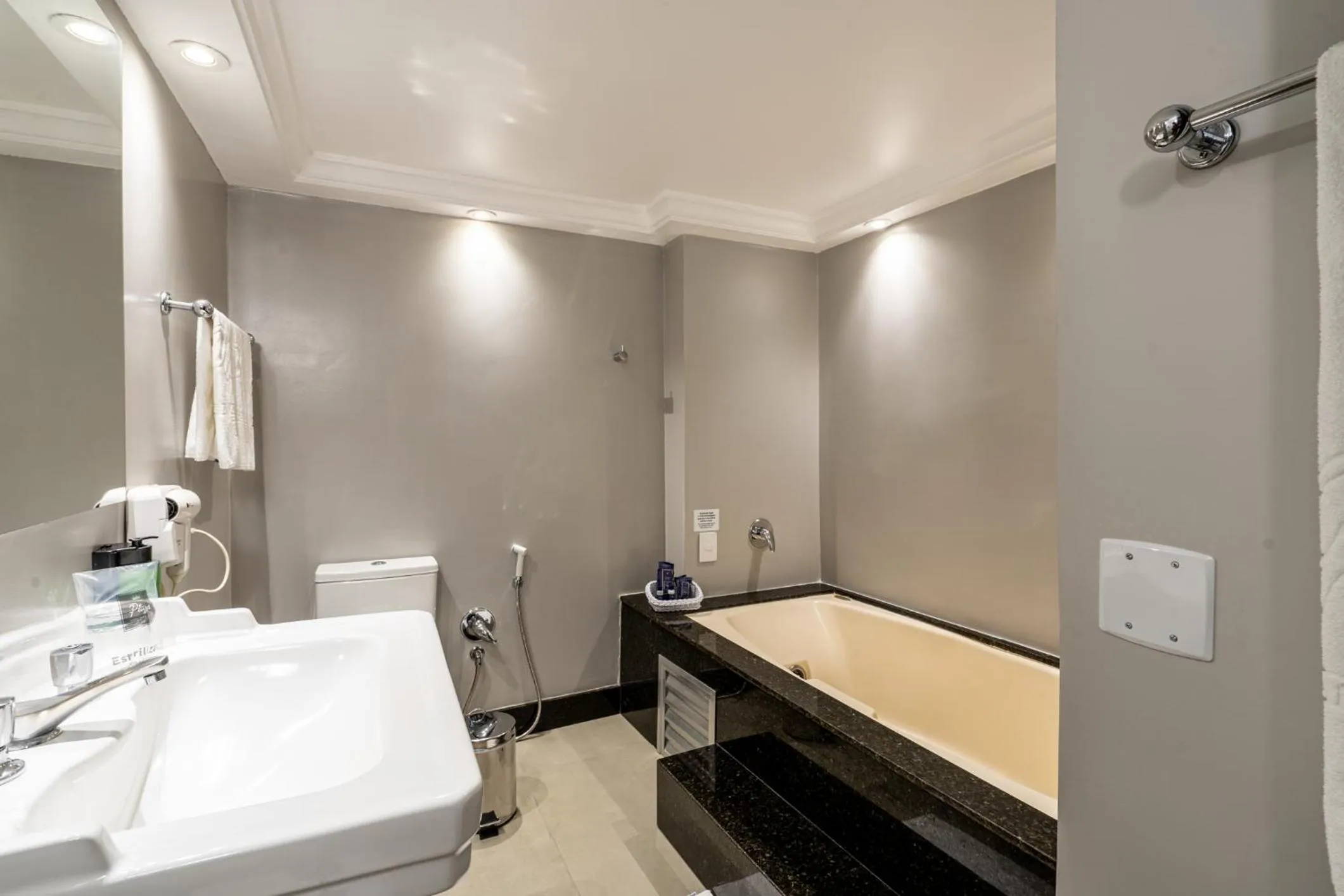 Bath in Plaza São Rafael Hotel