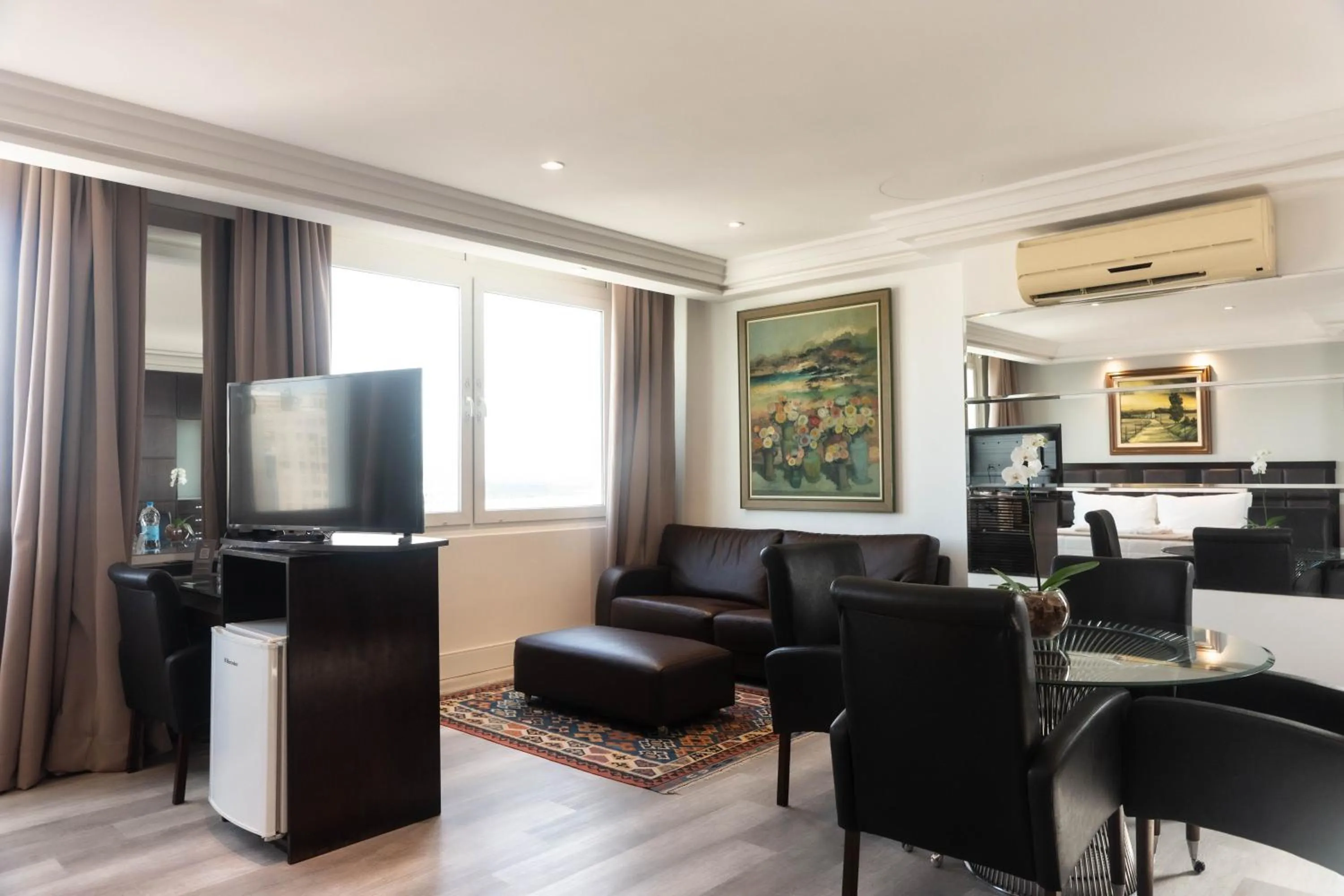 Communal lounge/ TV room in Plaza São Rafael Hotel