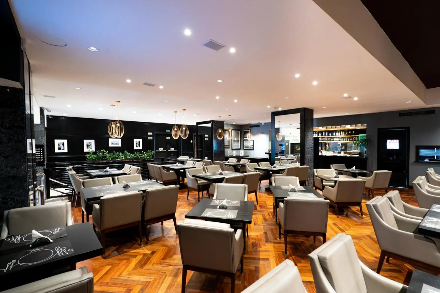 Restaurant/places to eat in Plaza São Rafael Hotel