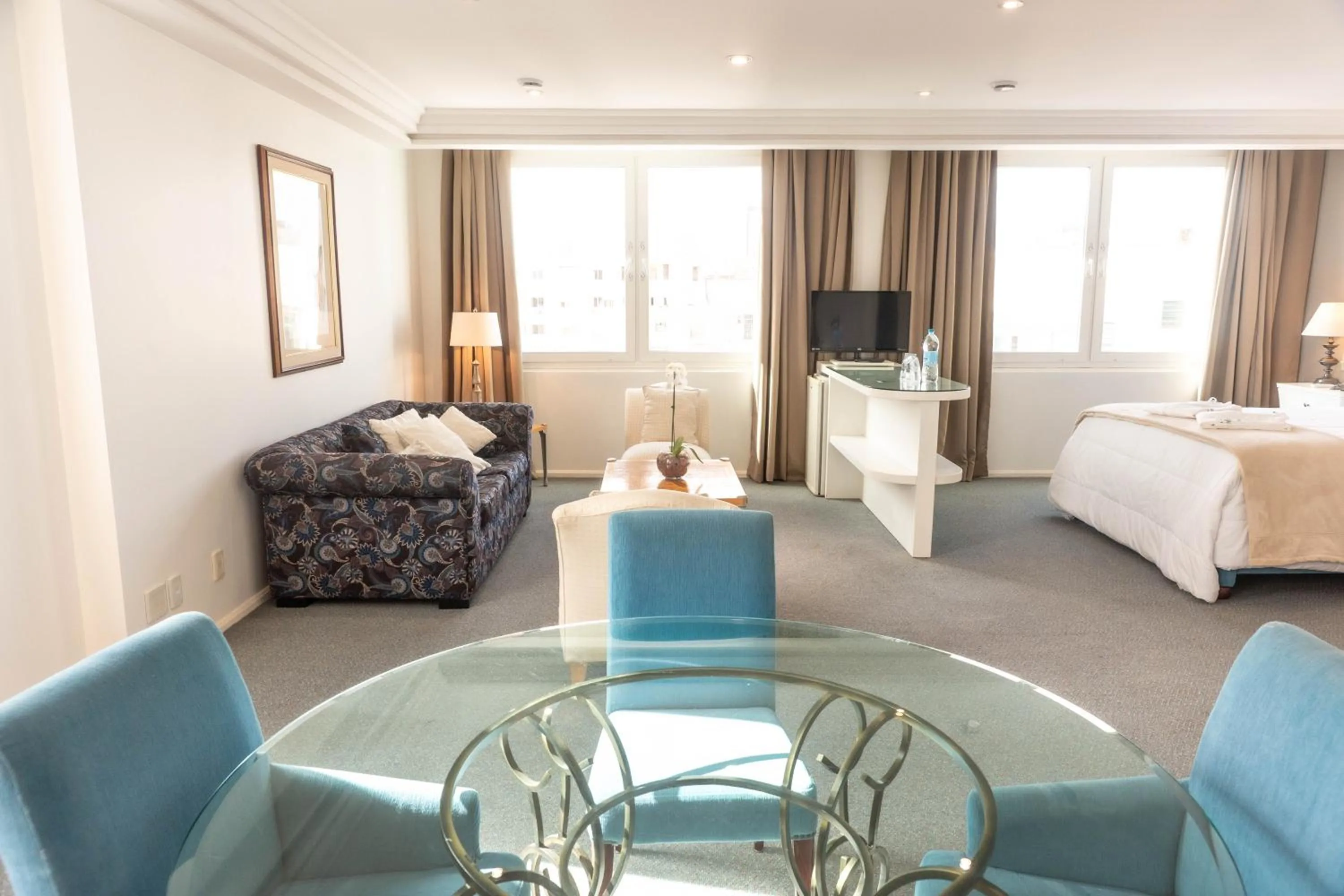 Communal lounge/ TV room, Bed in Plaza São Rafael Hotel