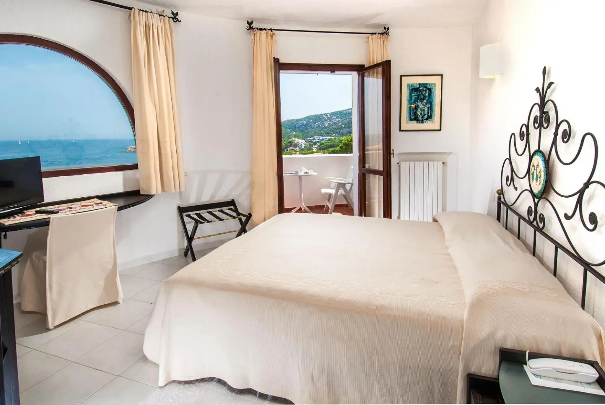 Balcony/Terrace, Bed in Hotel Punta Est Balcony/Terrace, Bed in Hotel Punta Est