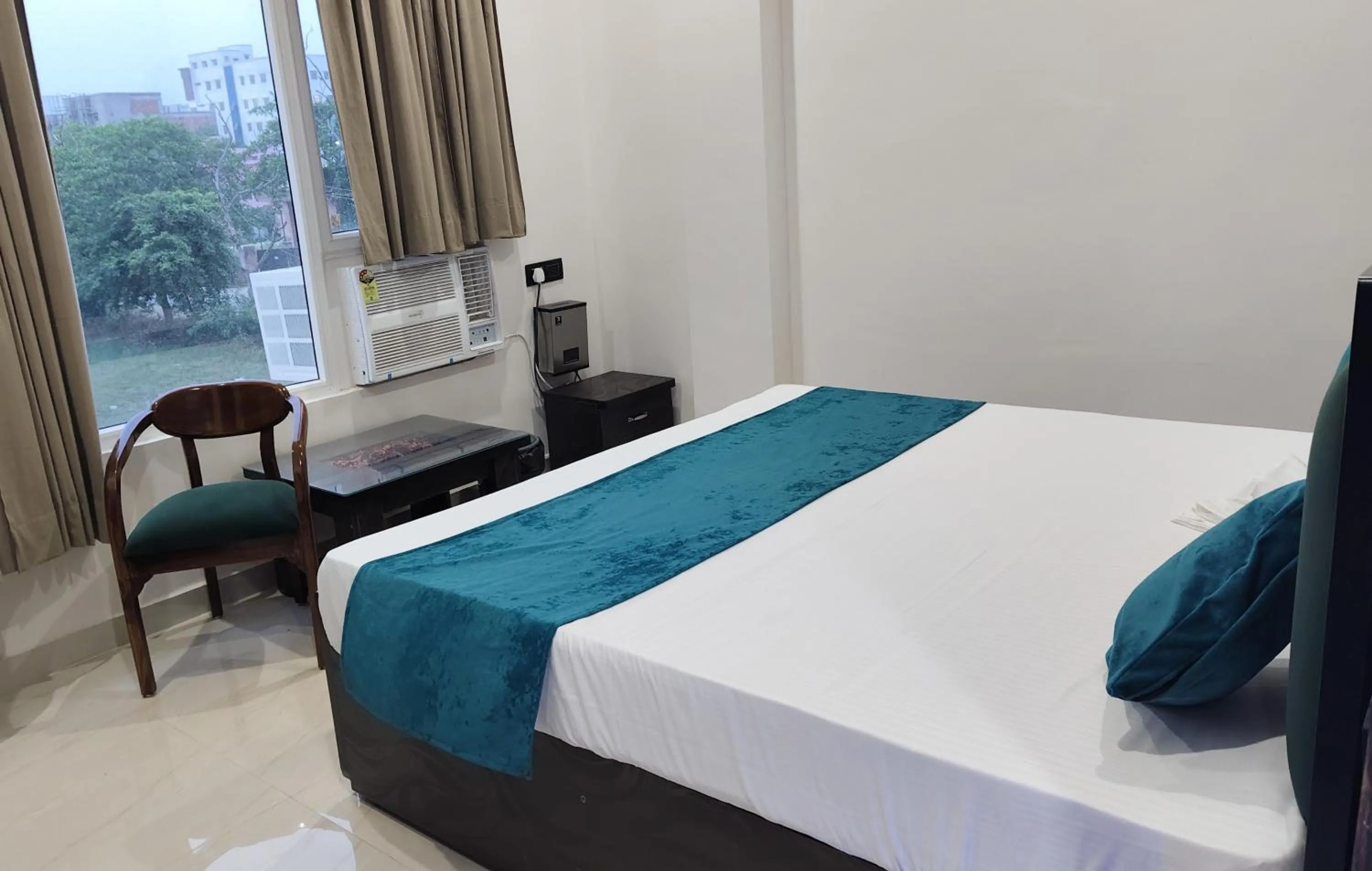 Photo of the whole room, Bed in Hotel Sumangala Stay and Restaurant