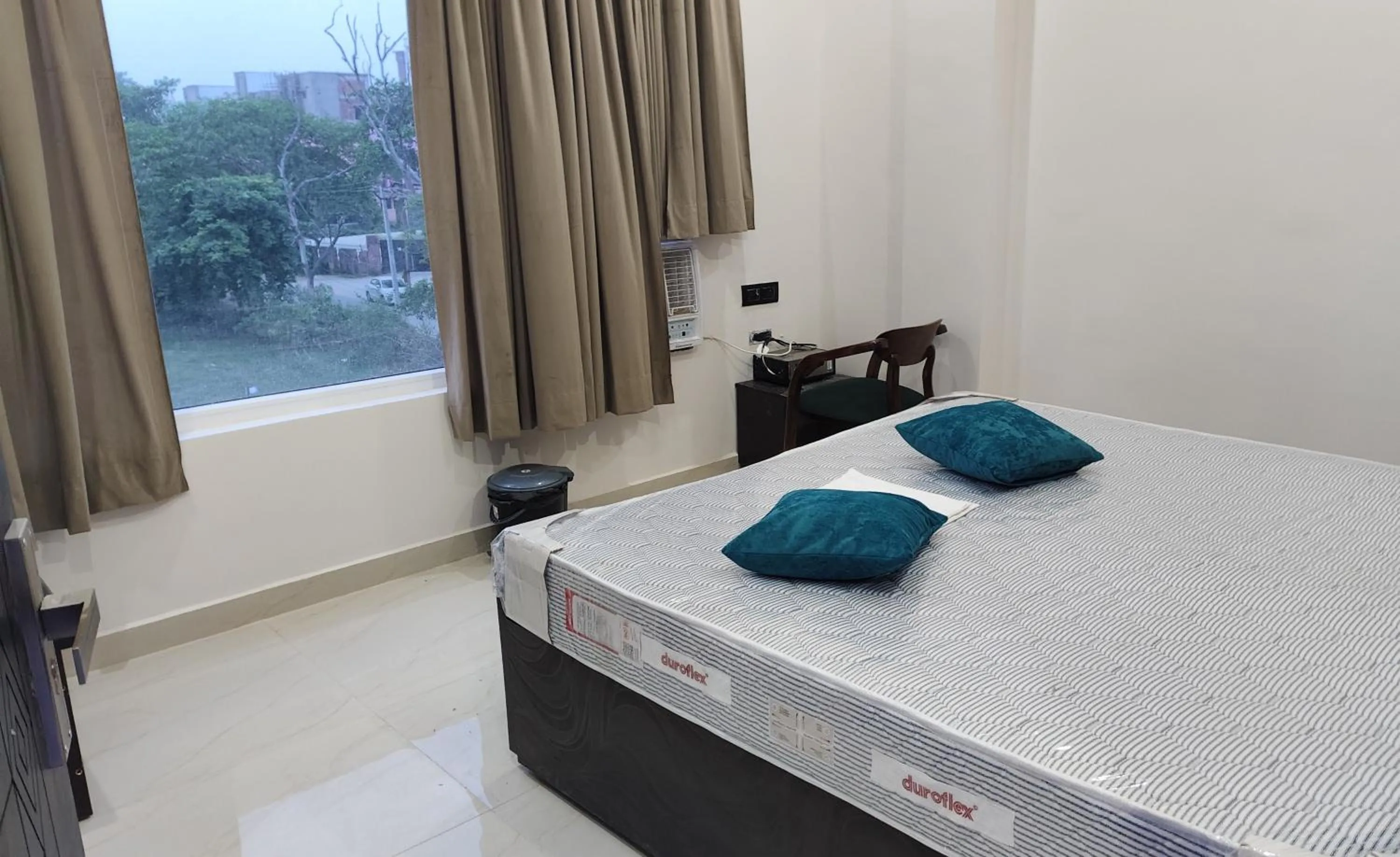 Photo of the whole room, Bed in Hotel Sumangala Stay and Restaurant