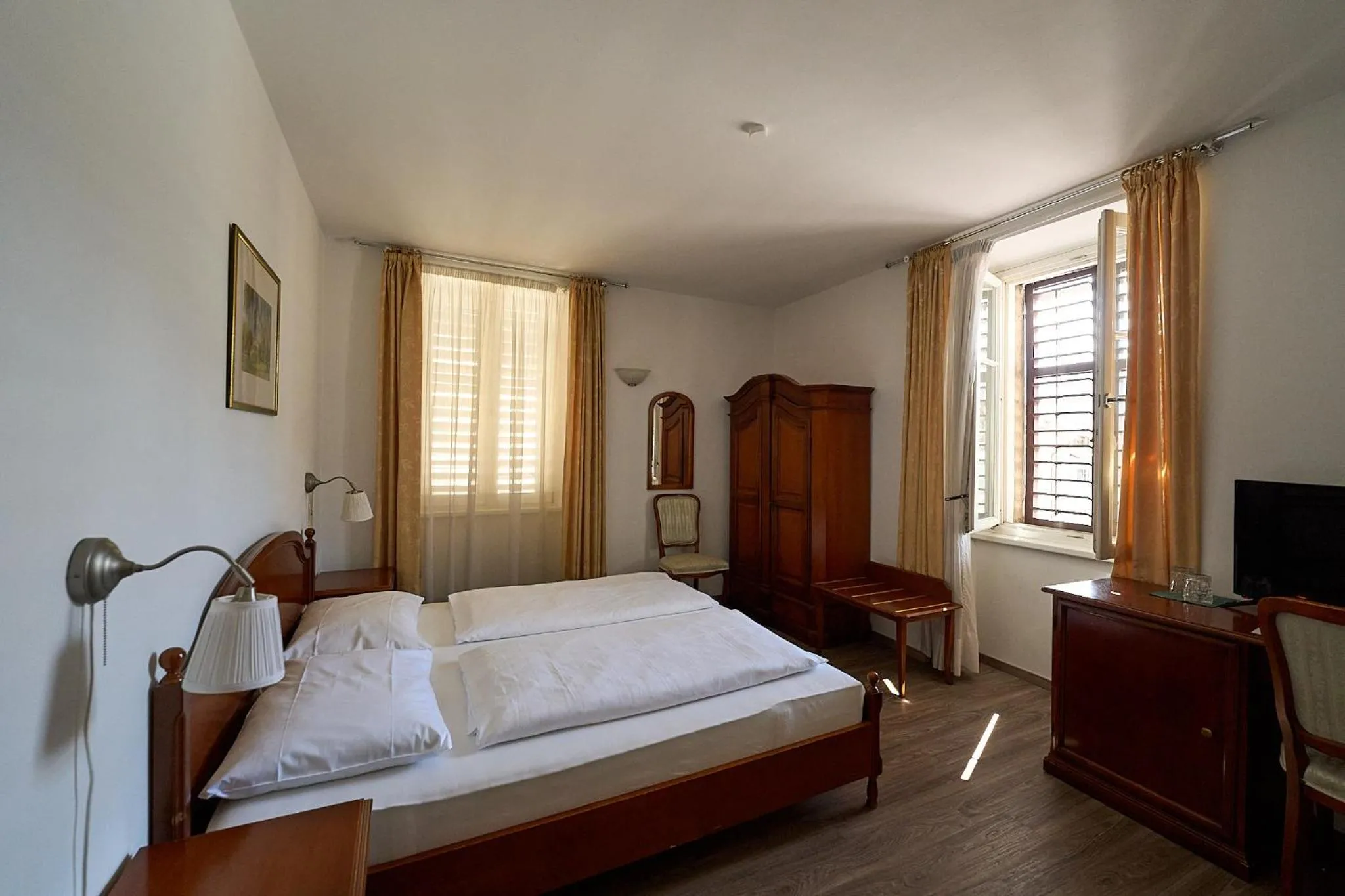 Bed in Hotel Zur Post
