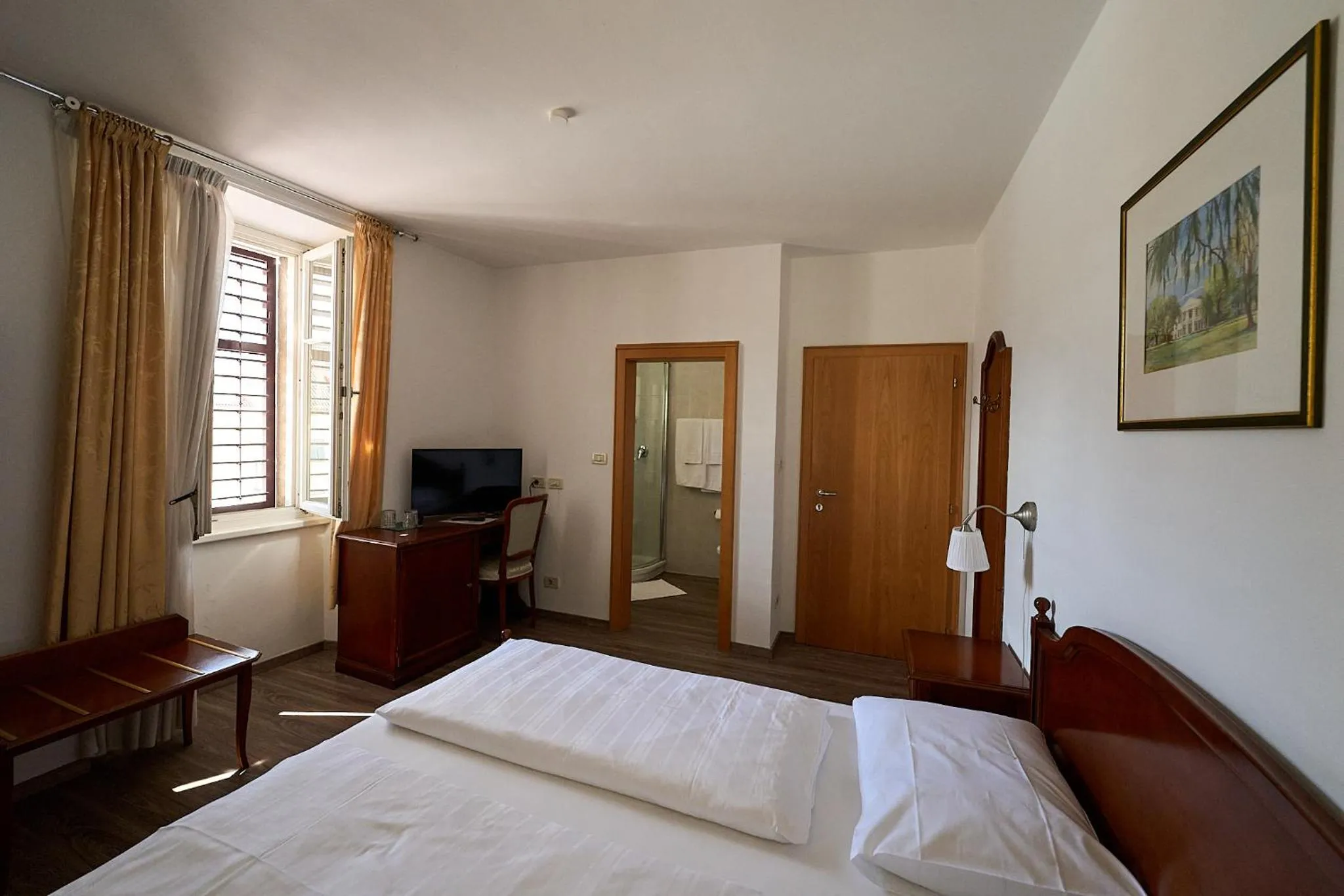 Bed in Hotel Zur Post