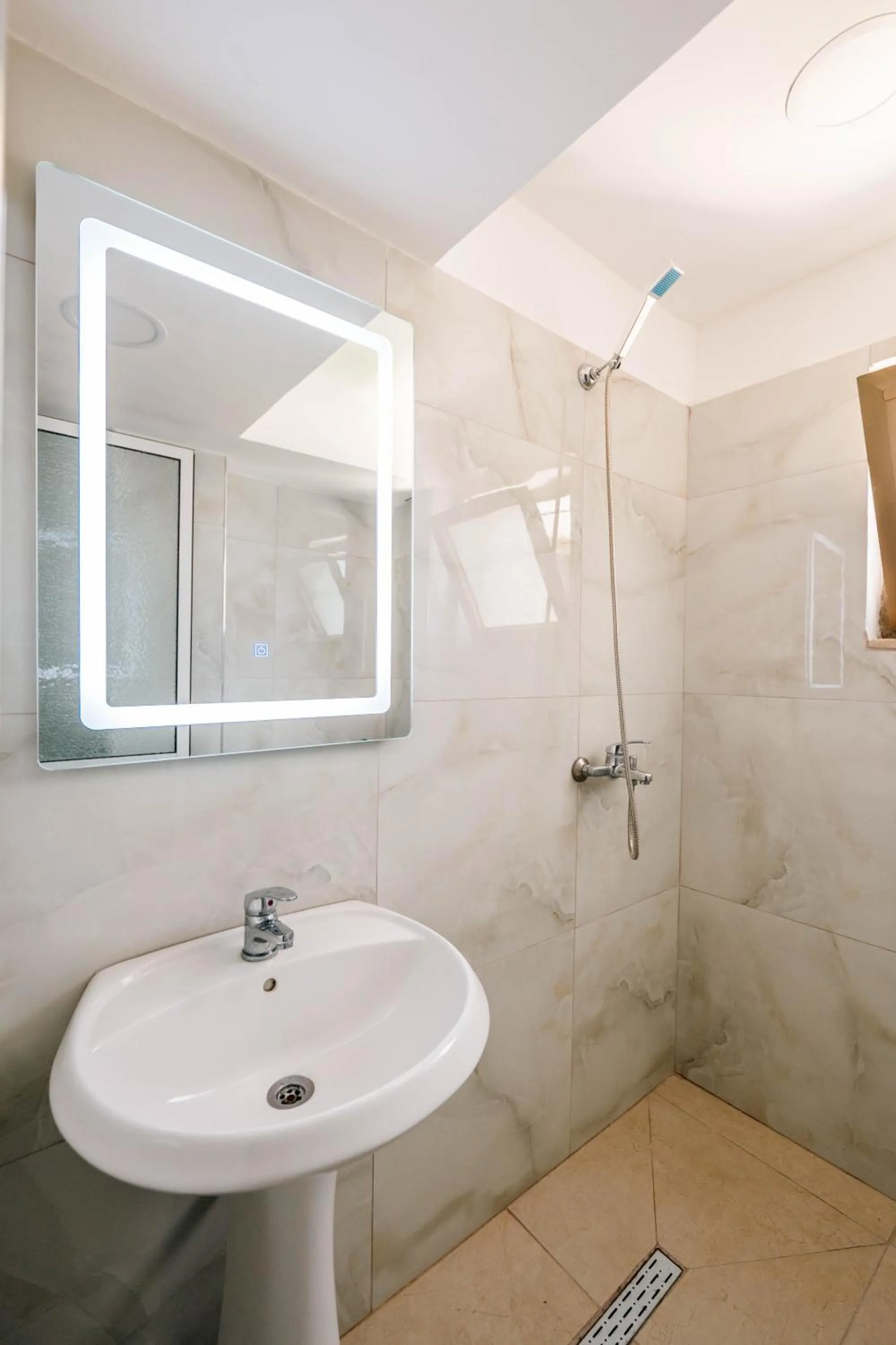 Shower in KURTI Hotel