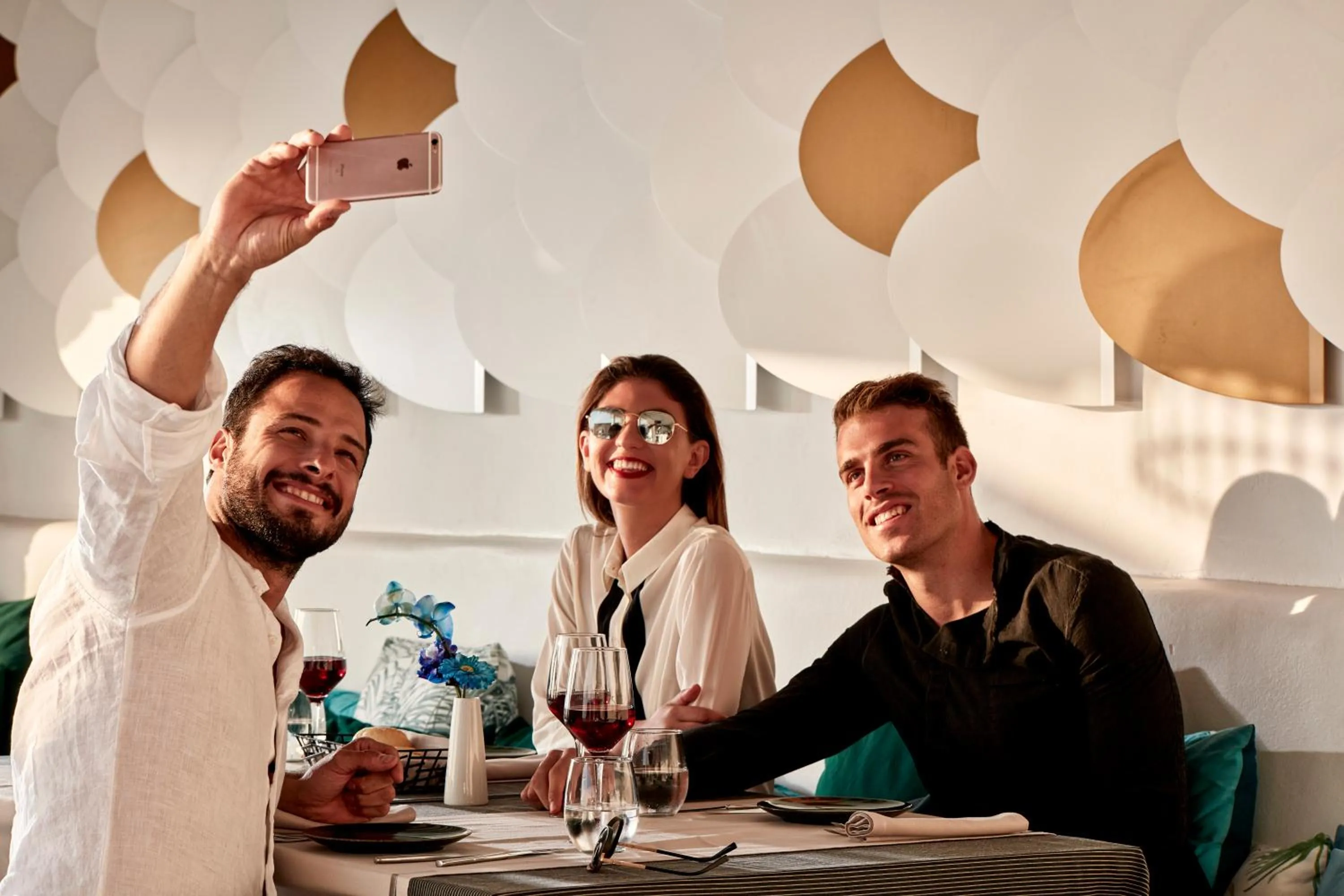 Restaurant/places to eat in Kouros Hotel & Suites