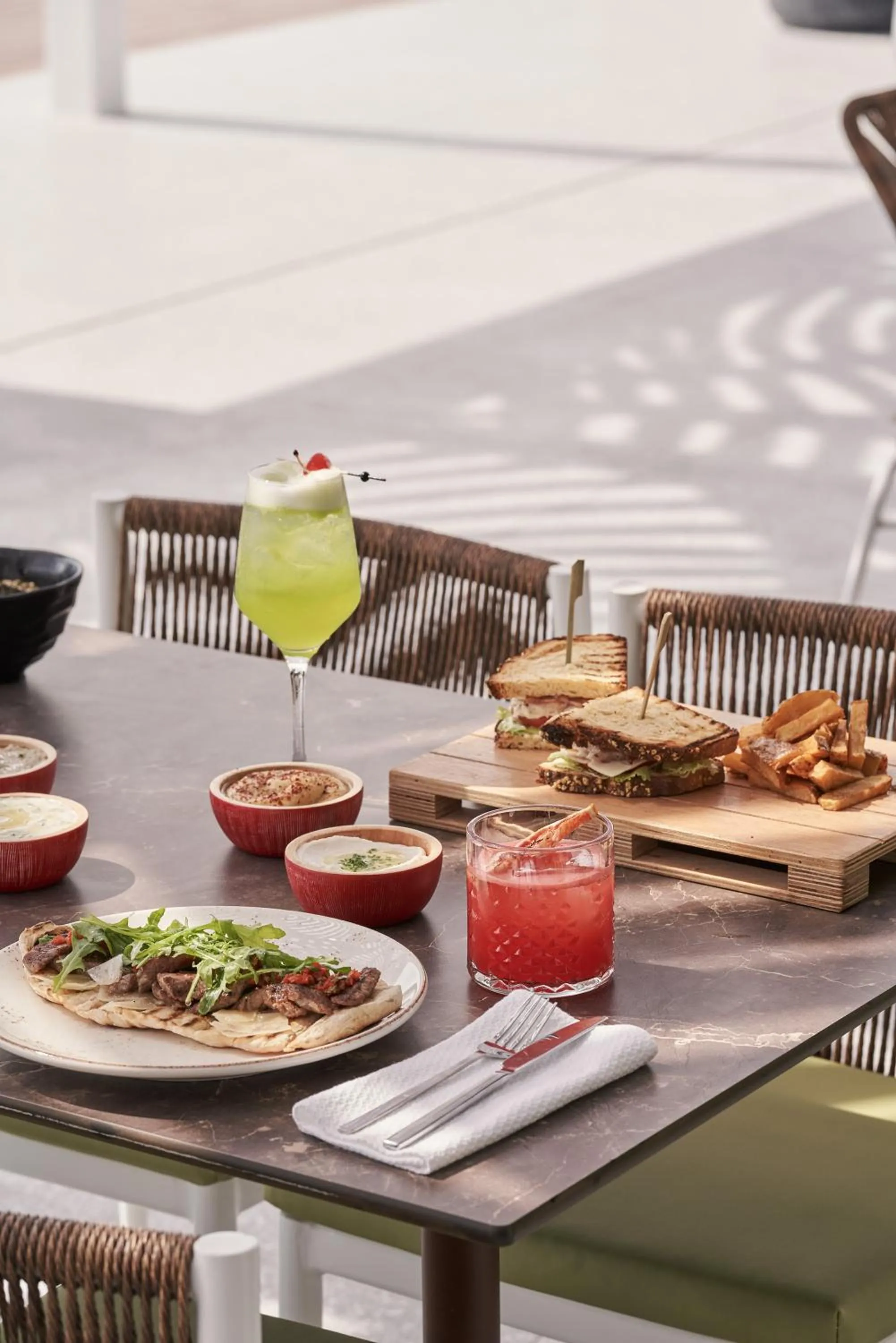 Restaurant/places to eat in Kouros Hotel & Suites